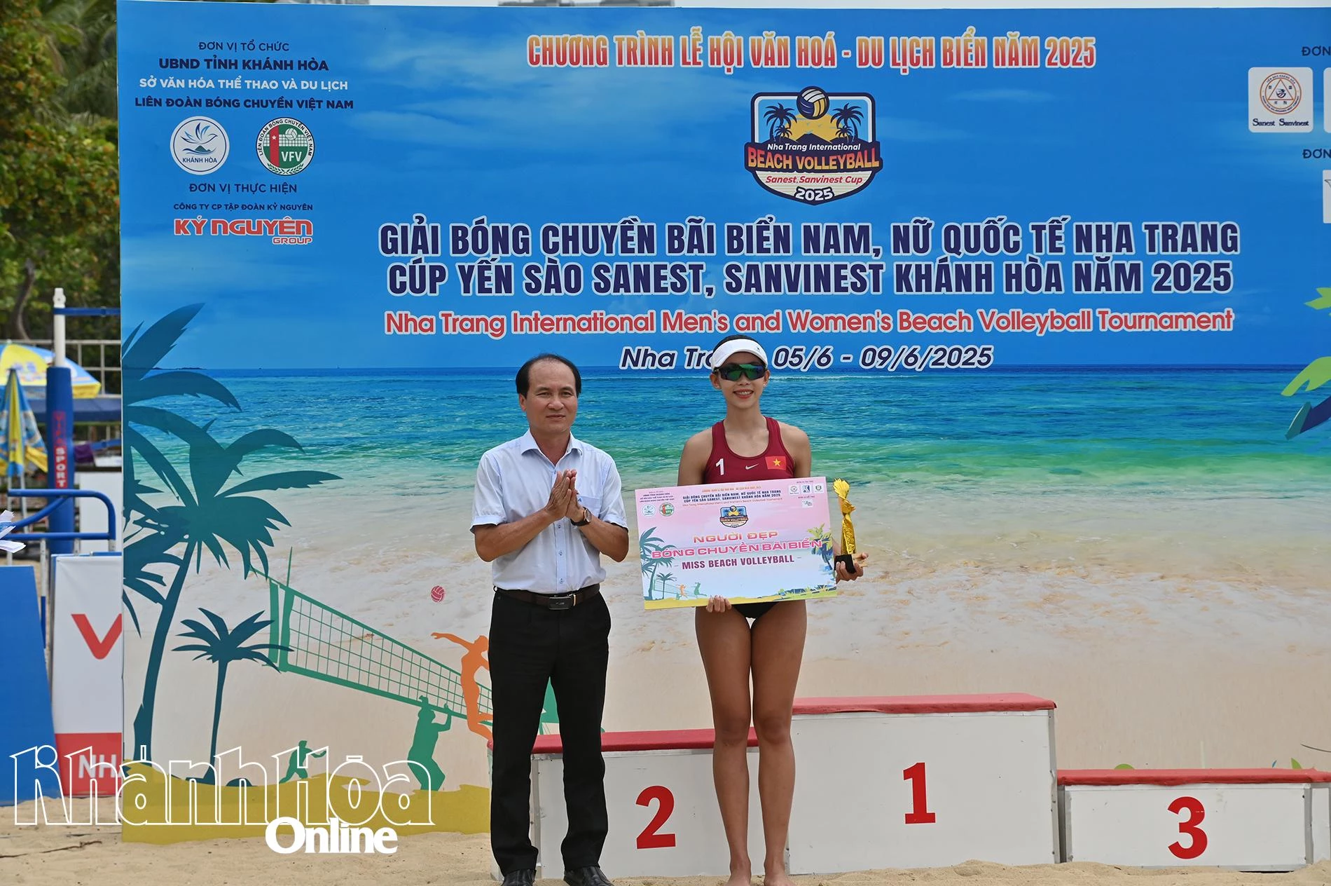 Ban tổ chức trao giải Miss Beach Volleyball cho vận động viên đội Kiên Giang.