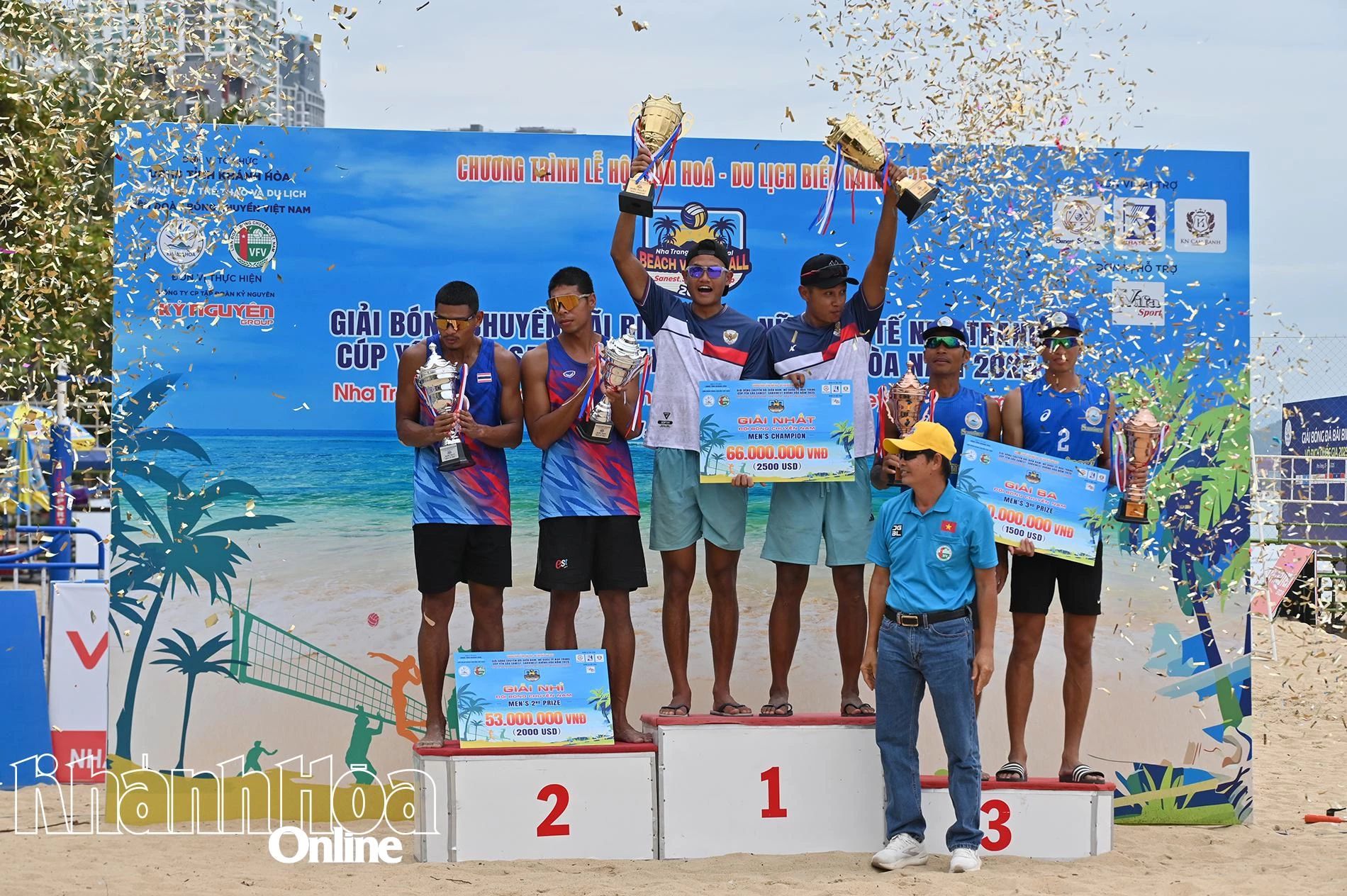 Trao giải thưởng cho các đội bóng nam.