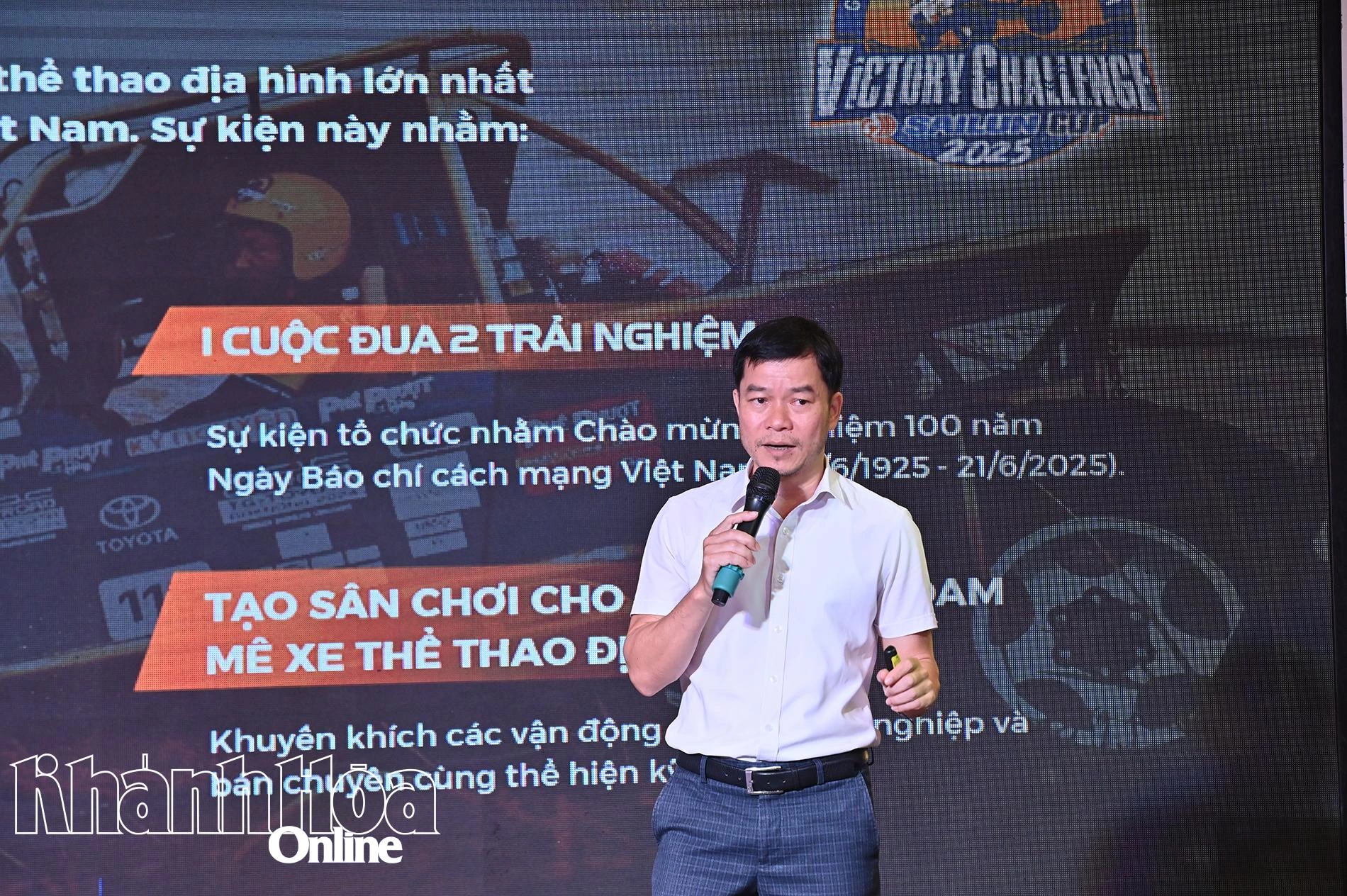 Ông Trần Minh Thảo-Phó Tổng biên tập Báo Khánh Hoà trao đổi thông tin liên quan giải đấu đến với các phóng viên, nhà báo.