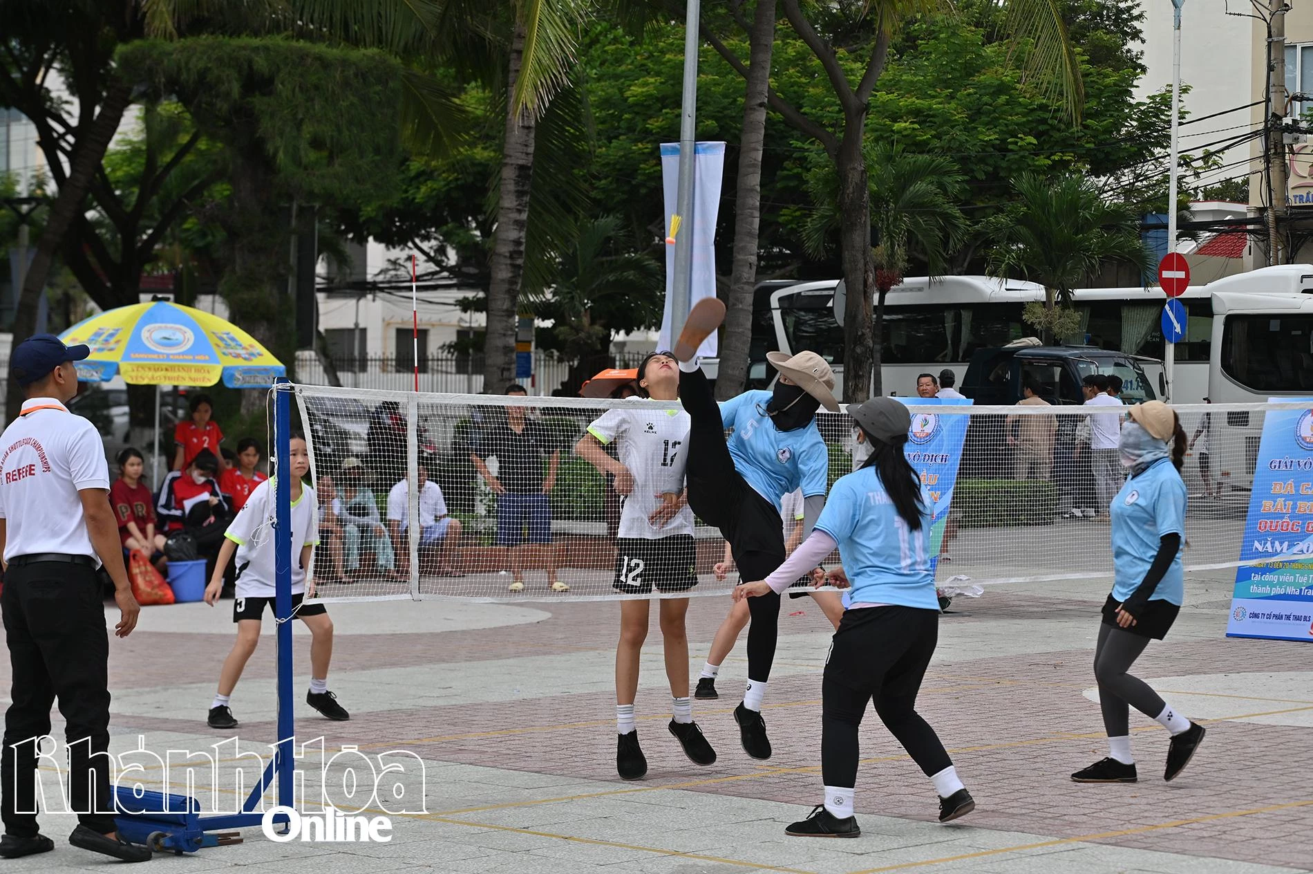 Các đội bóng nữ thi đấu.