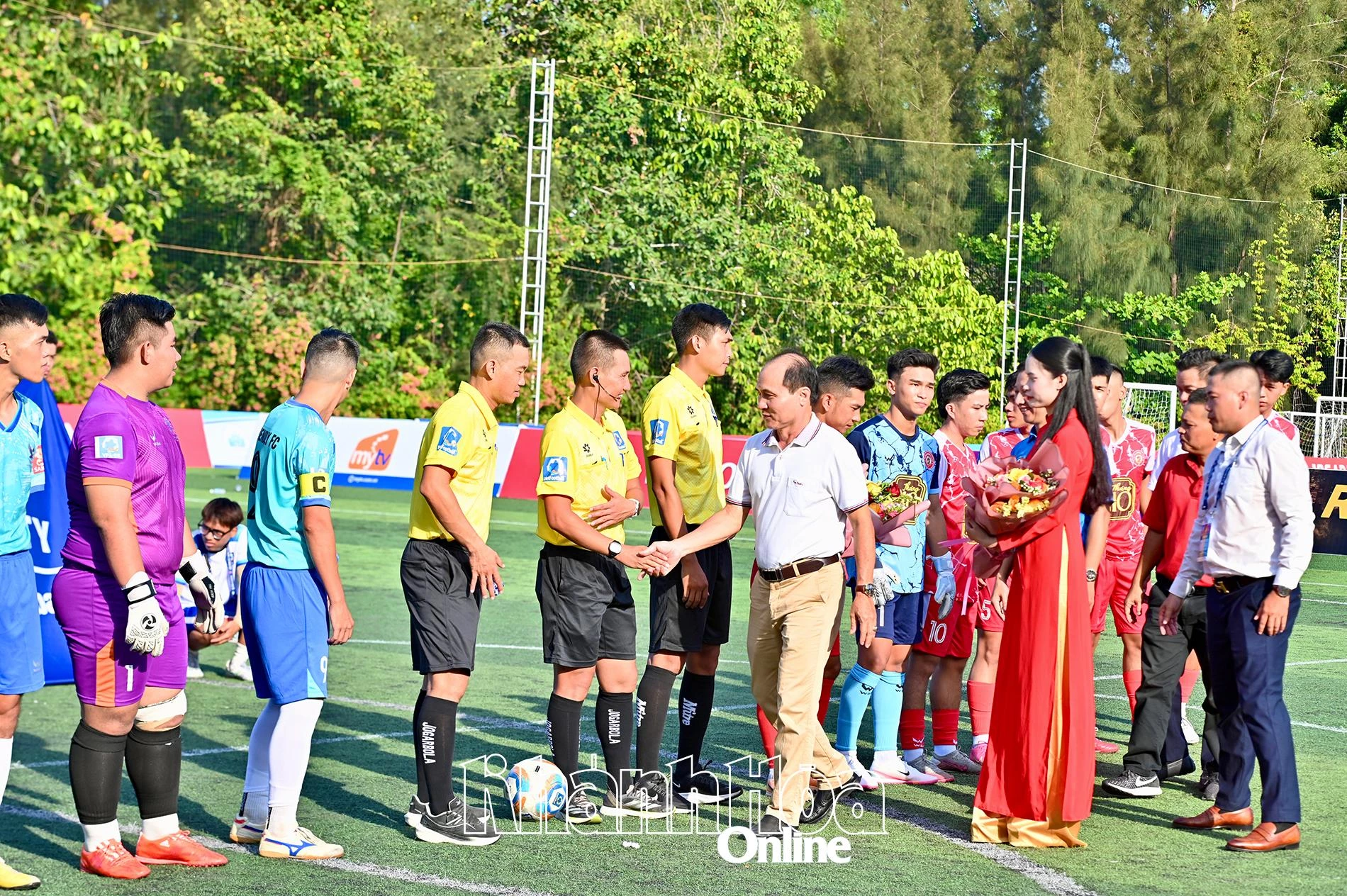 Ban tổ chức tặng hoa và cờ cho các đội bóng về dự giải.