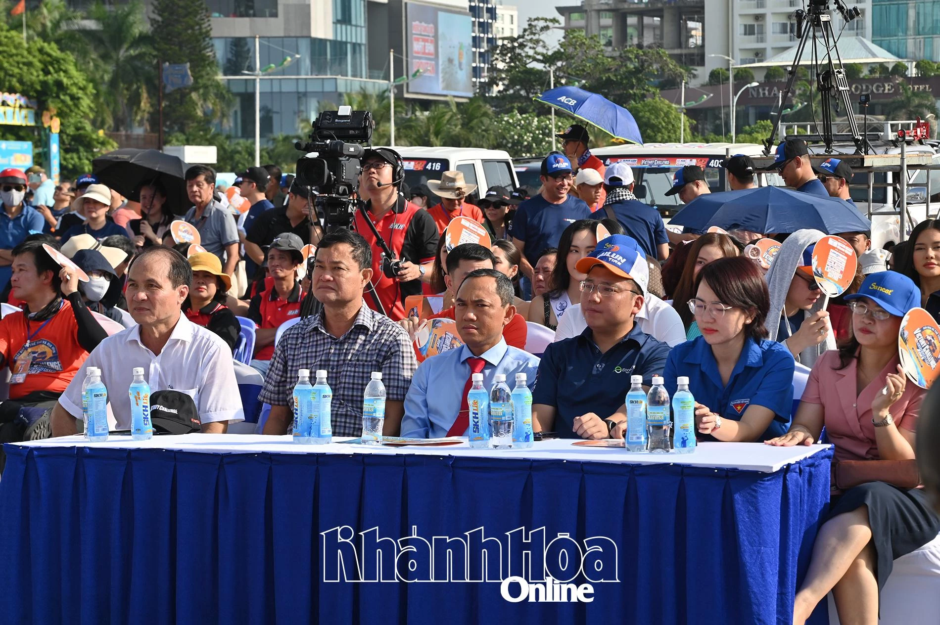 Lãnh đạo các sở, ngành, đơn vị, doanh nghiệp, nhà tài trợ dự giải.