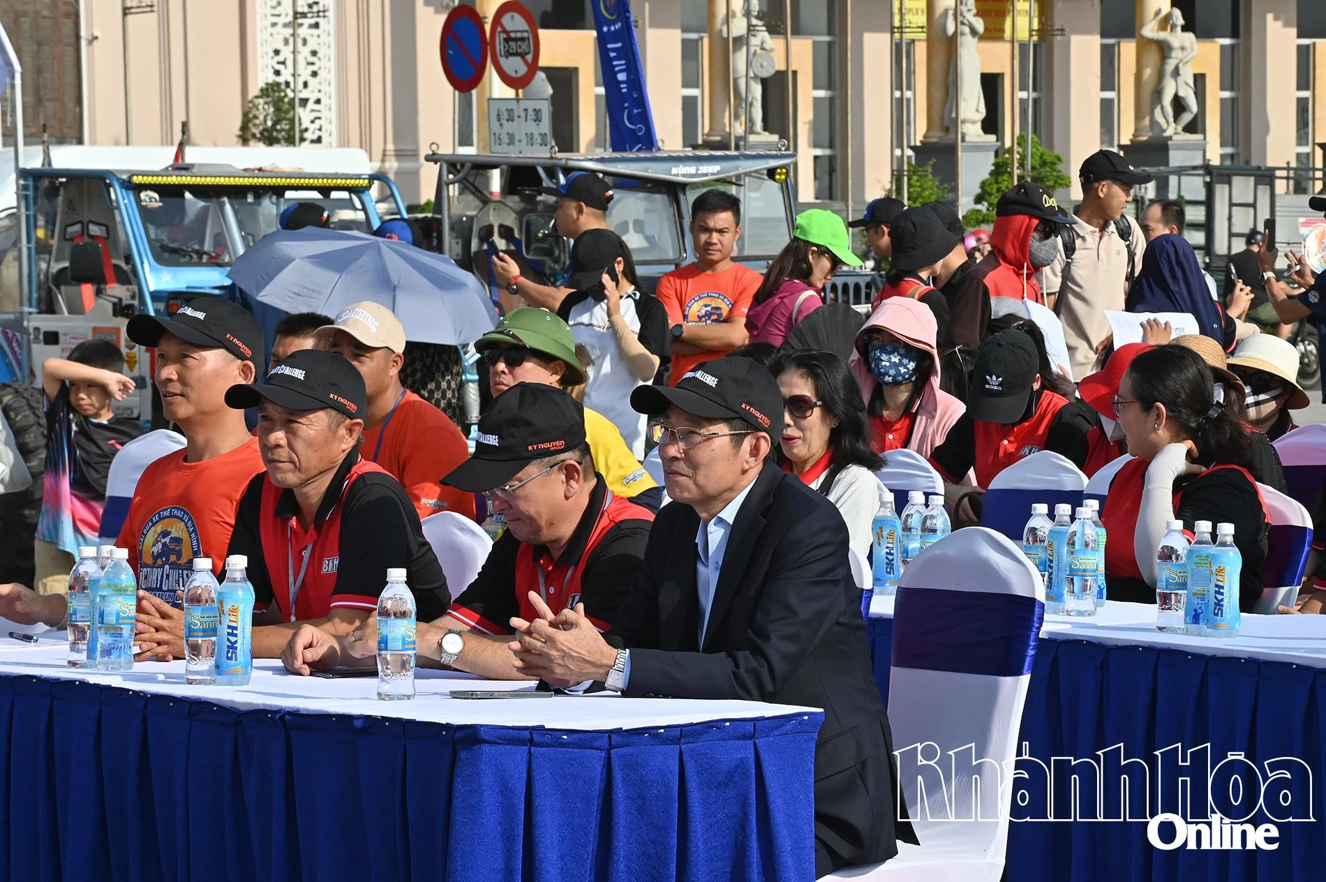 Ông Đinh Văn Thiệu-Phó Chủ tịch UBND tỉnh đến dự lễ khai mạc giải.