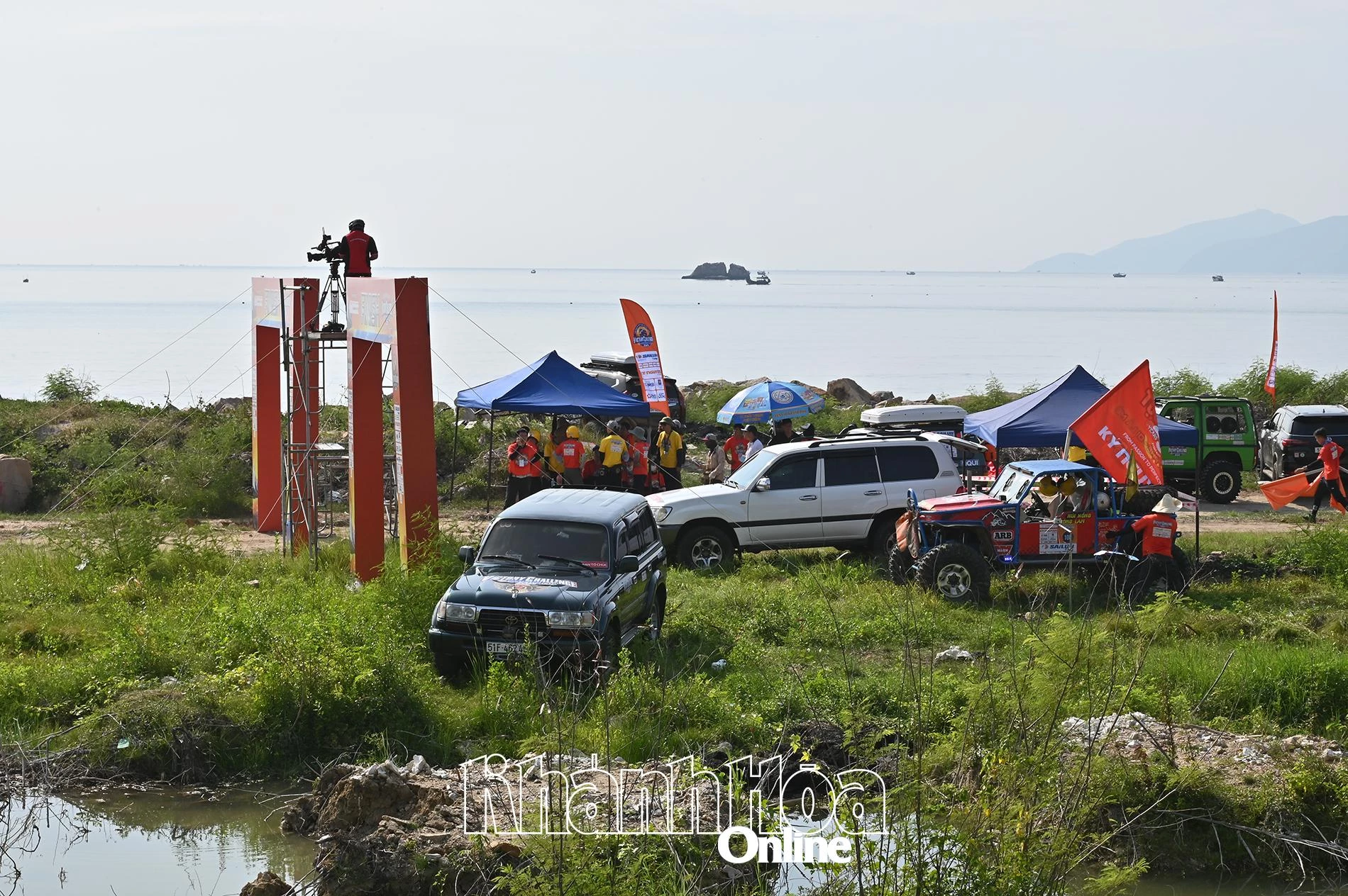 Các xe thi đấu tại địa điểm Hòn Đỏ.