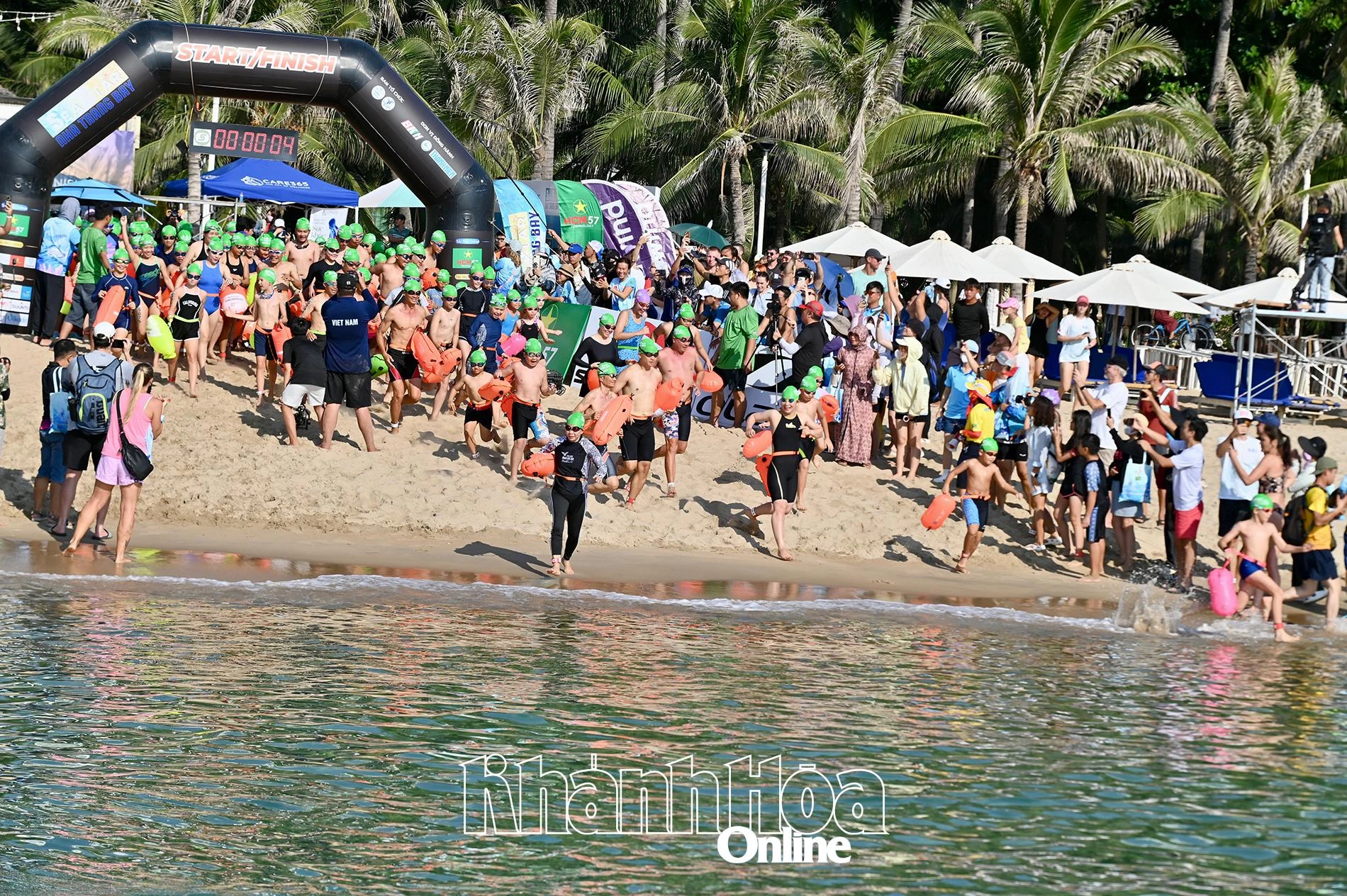 Hấp dẫn ngày thi đấu đầu tiên Giải bơi Sea Star Nha Trang Bay 2025