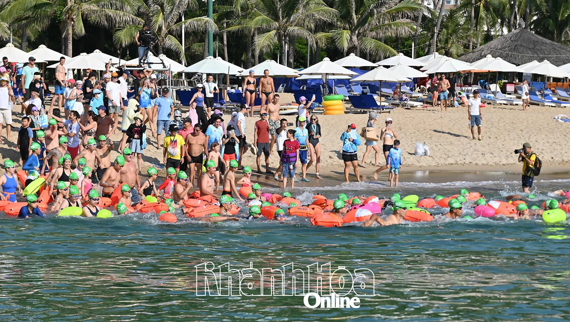 Bắt đầu bước vào đường bơi.