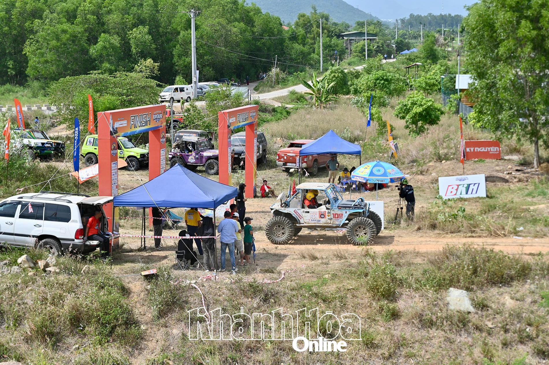 Các xe đua tập trung chuẩn bị cho bài thi ngày 22-6, ngày thi đấu cuối cùng giải.