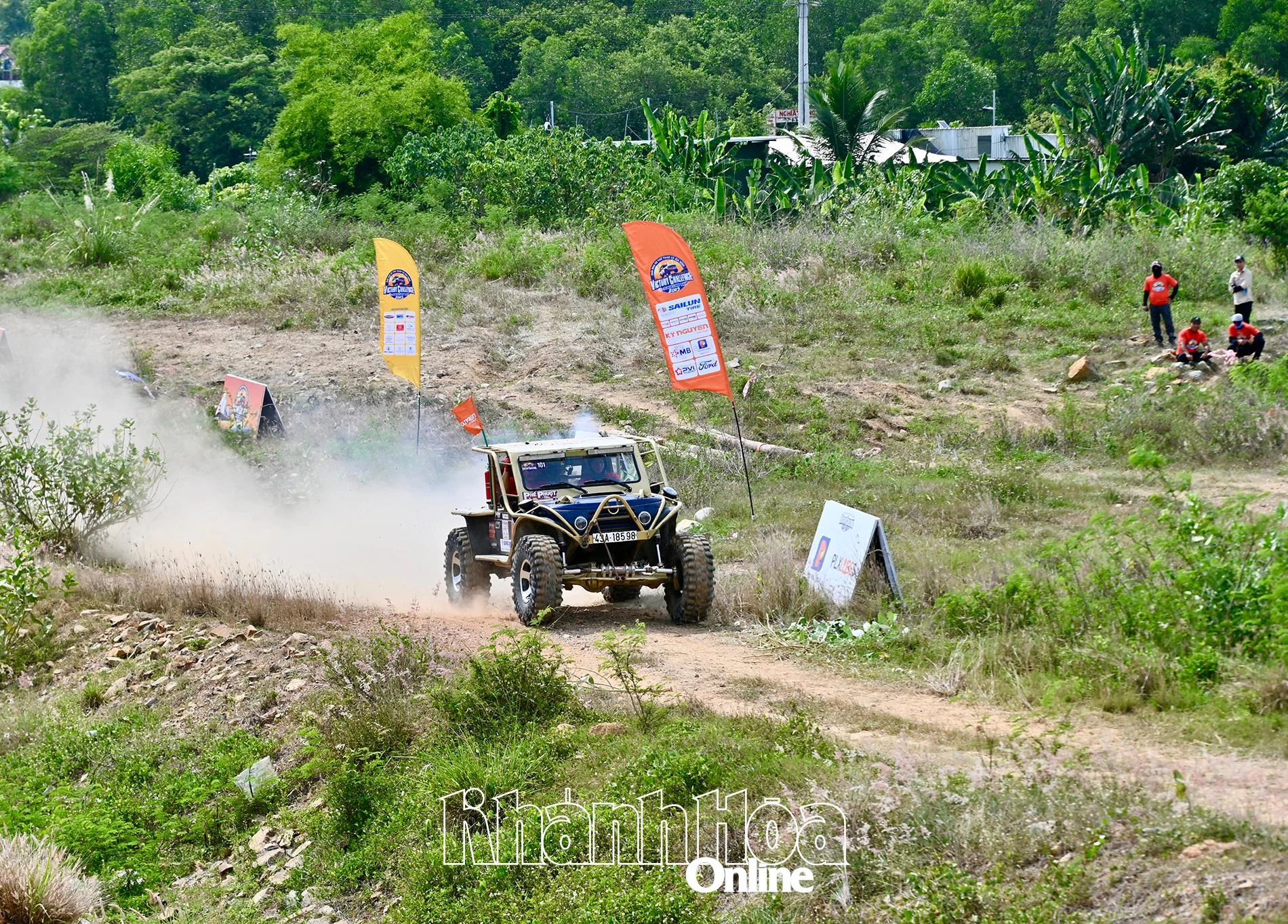 Một xe hạng Chuyên nghiệp chạy tốc độ cao trên đường đua.