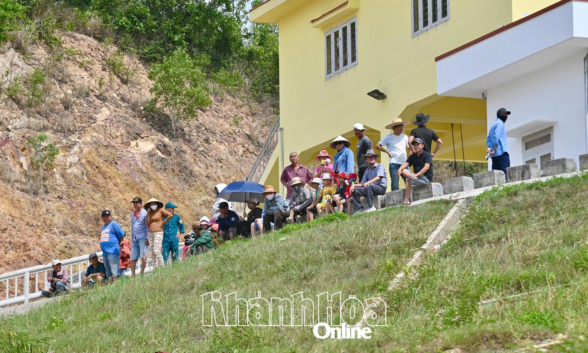 Đông đảo người dân địa phương và khách du lịch đến xem các đội xe đua tại giải.