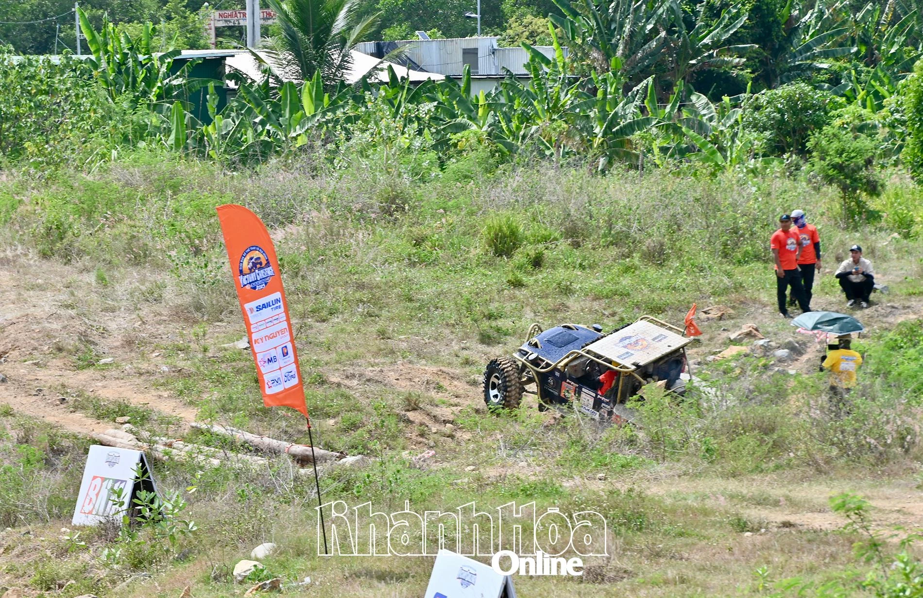 Địa hình đường đua Hồ Đắc Lộc hiểm trở khiến không ít các tay đua gặp khó khăn.