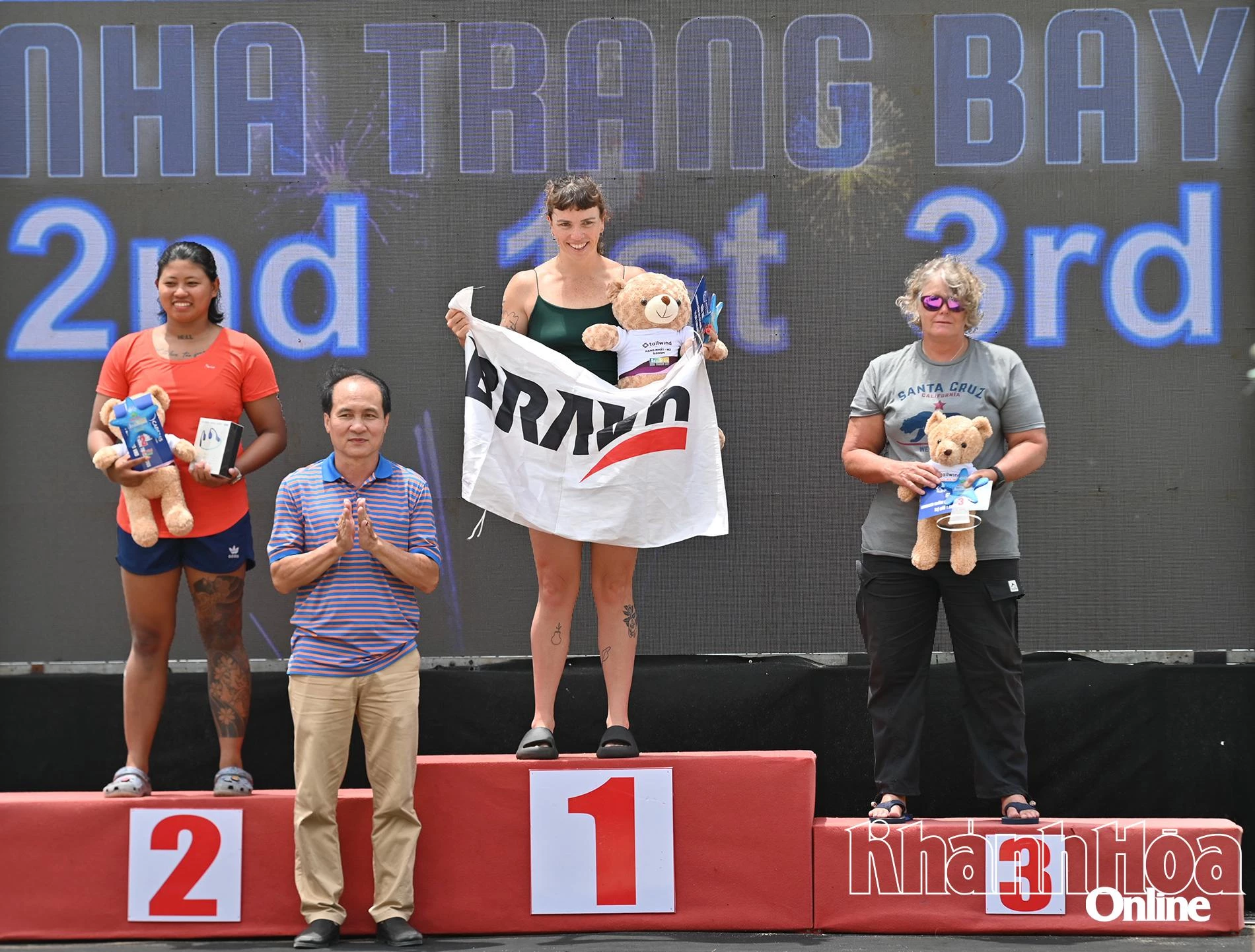 Ông Nguyễn Tuấn Thanh-Phó Giám đốc Sở Văn hoá, Thể thao và Du lịch Khánh Hoà trao giải thưởng cho các vận động viên nữ đạt giải.