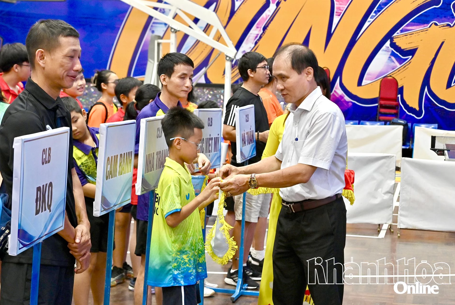 Ông Nguyễn Tuấn Thanh-Phó Giám đốc Sở Văn hoá, Thể thao và Du lịch tỉnh tặng cờ lưu niệm cho đại diện các câu lạc bộ về dự giải.