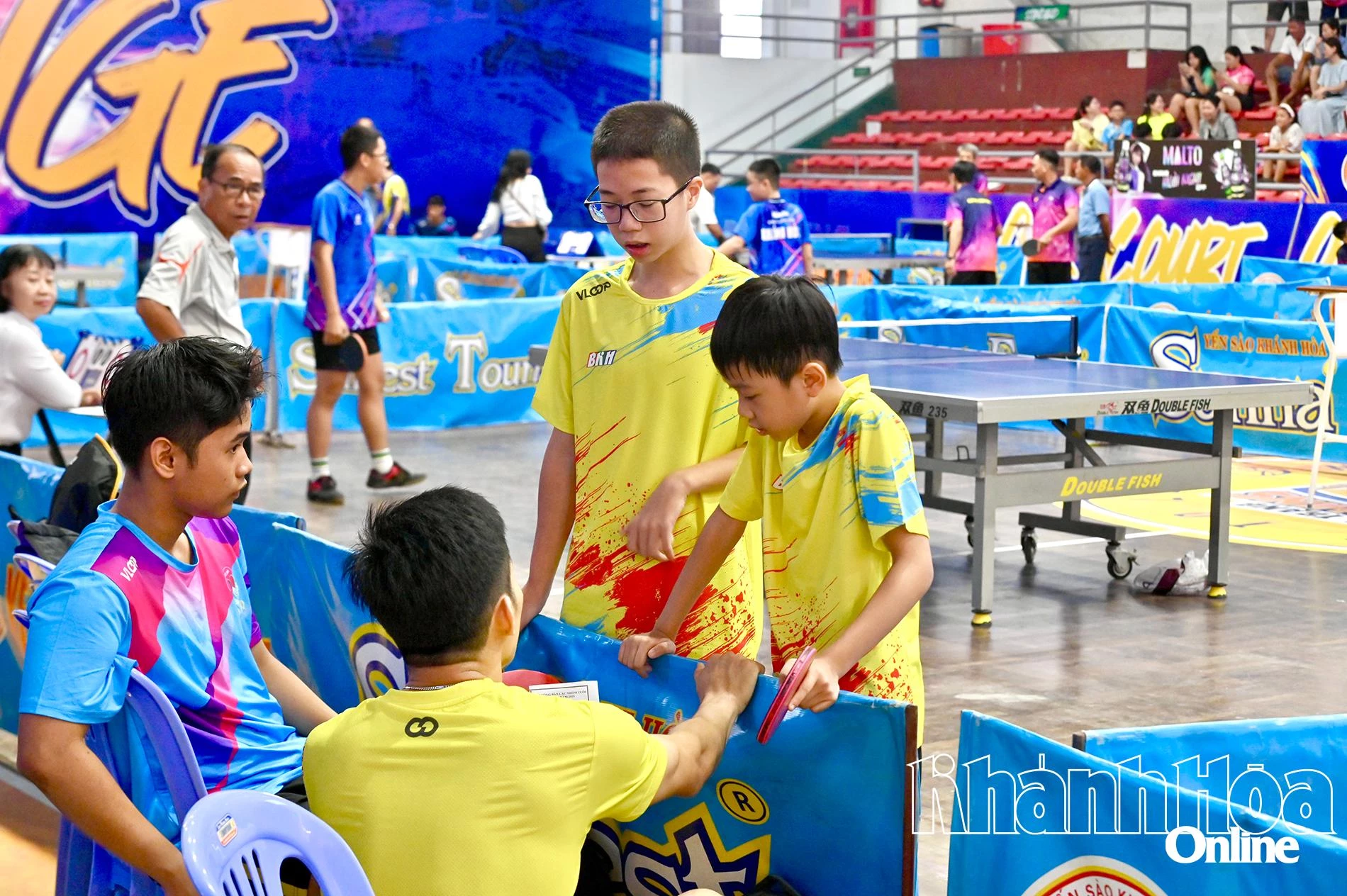 Các tay vợt đội bóng bàn Báo Khánh Hoà chuẩn bị bước vào trận đấu mở màn giải.