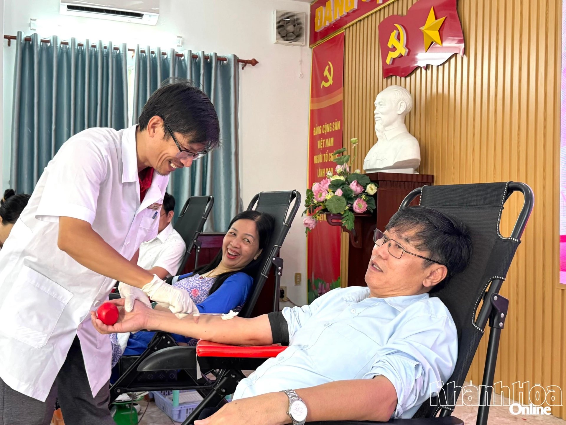 Lãnh  đạo  Công ty Cổ phần đường sắt Phú Khánh hiến  máu tình nguyện sau lễ phát động