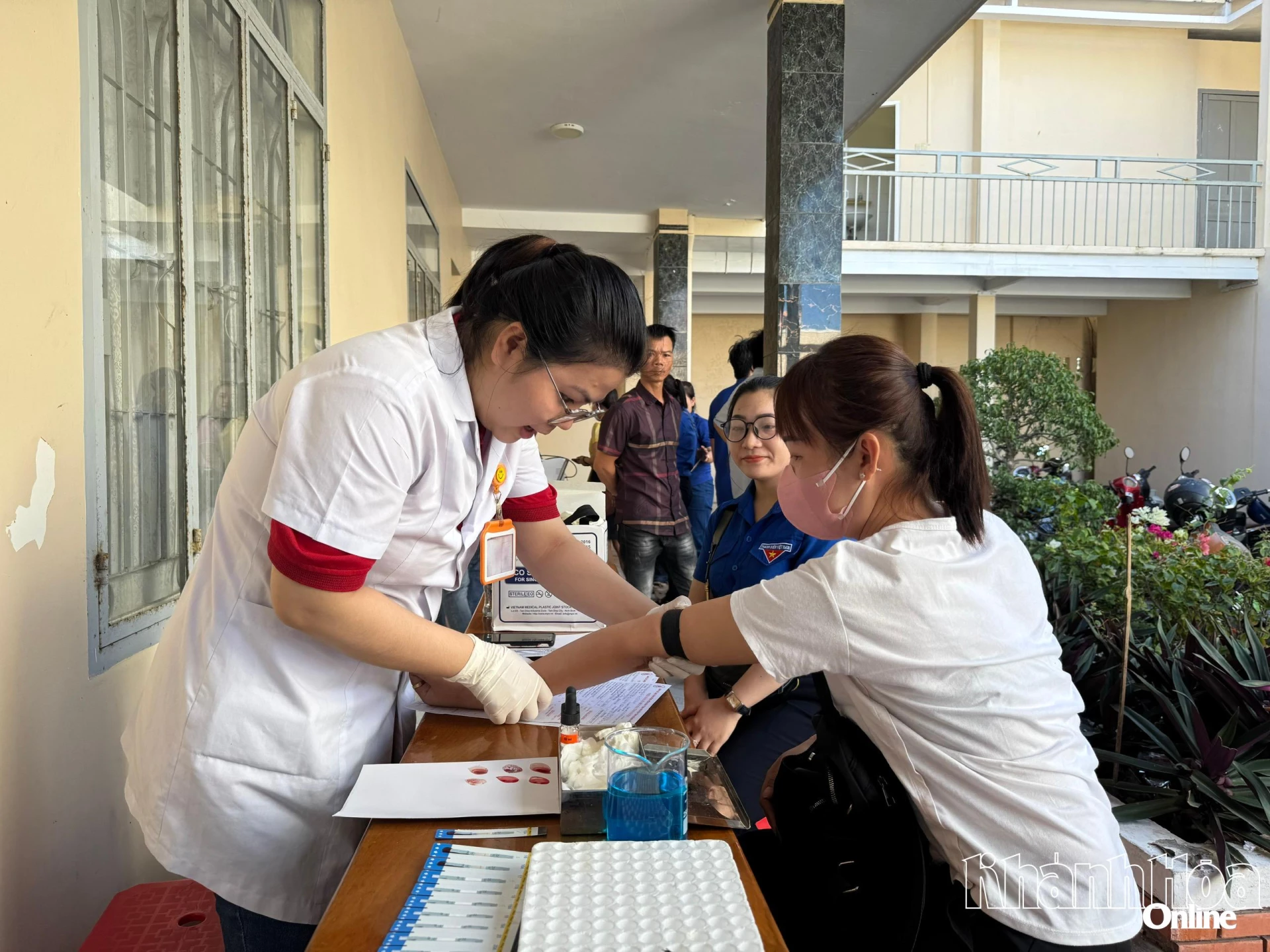 Kiểm tra sức khỏe trước khi tham gia hiến máu tình nguyện.