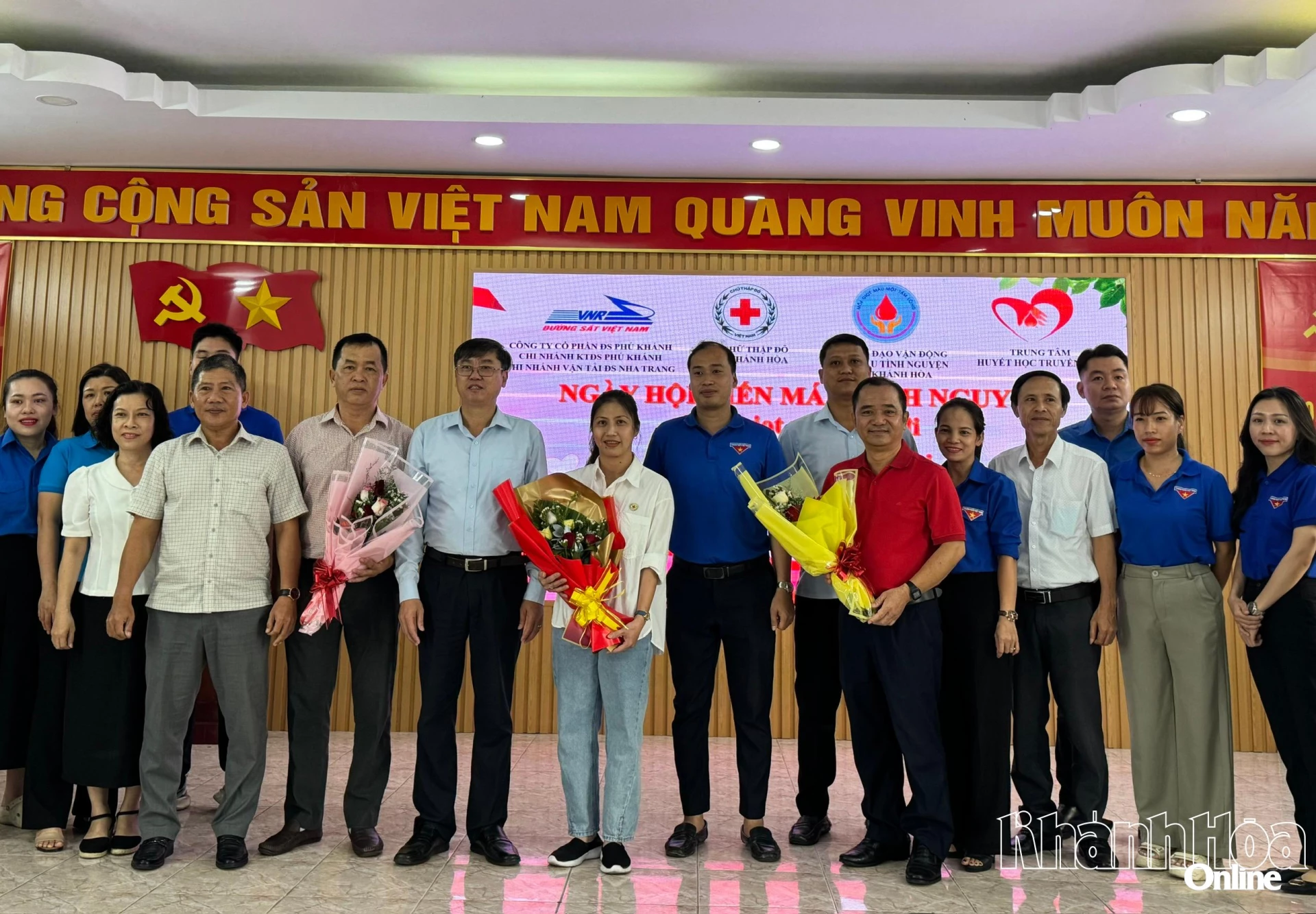 Lãnh  đạo  Công ty Cổ phần đường sắt Phú Khánh trao  tặng  hoa  cho  các  đơn  vị  tham  gia  Ngày  hội hiến  máu tình nghuyện