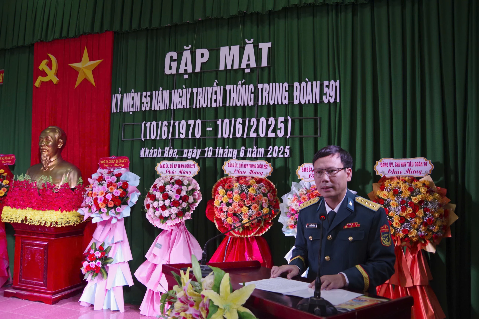 Đại tá phát biểu tại buổi gặp mặt.