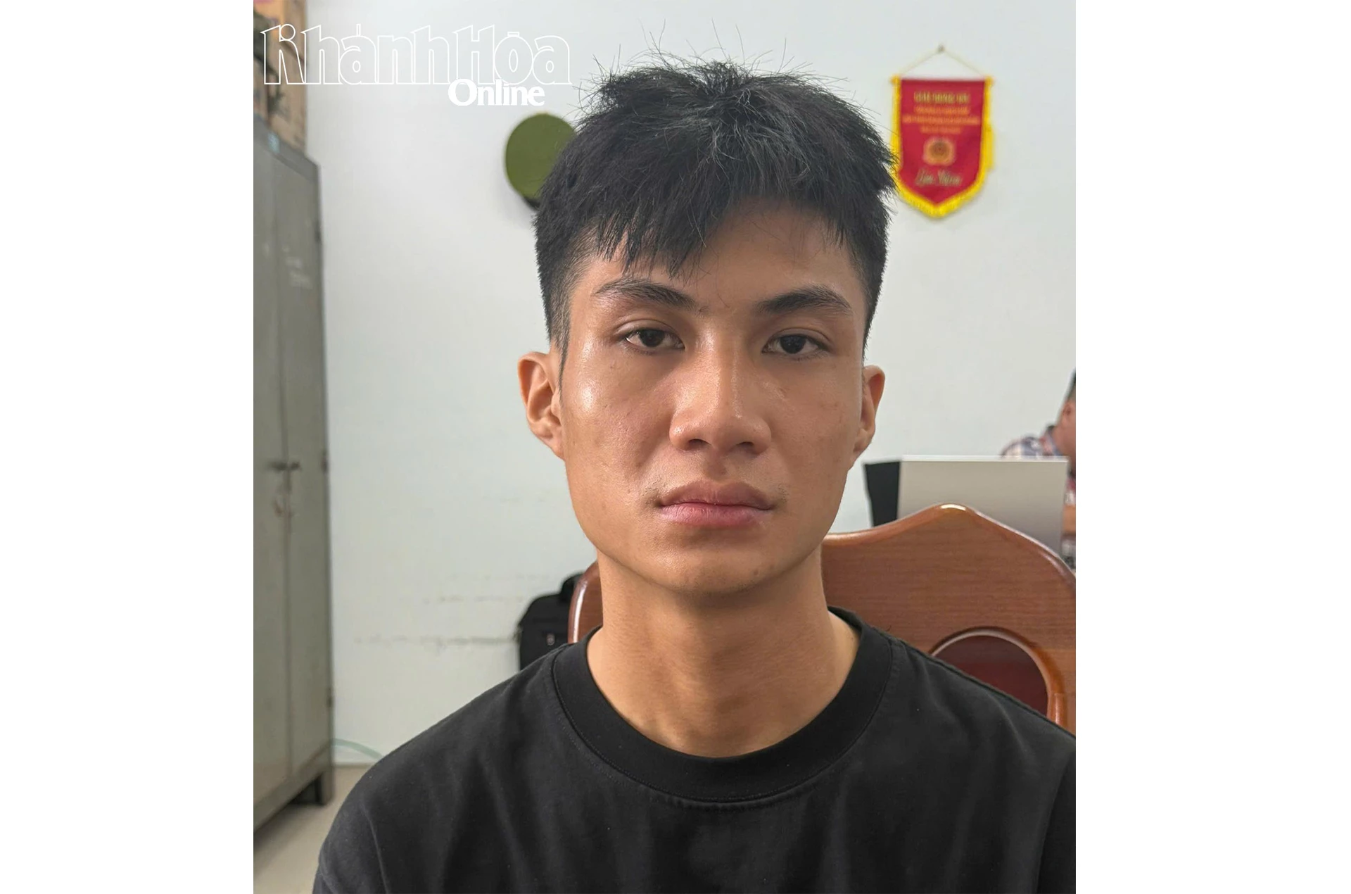 Truy bắt nghi phạm cướp 2 điện thoại trước cổng ký túc xá