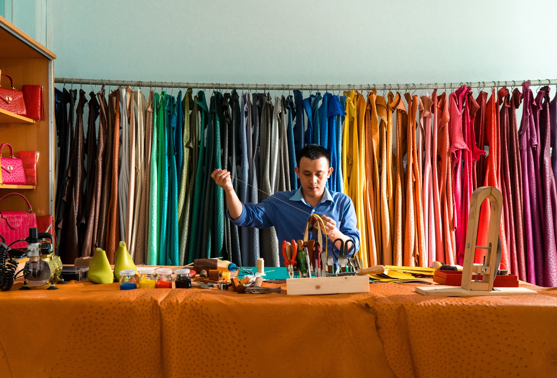 Mỗi sản phẩm là sự kết hợp giữa công nghệ hiện đại và tay nghề thủ công truyền thống