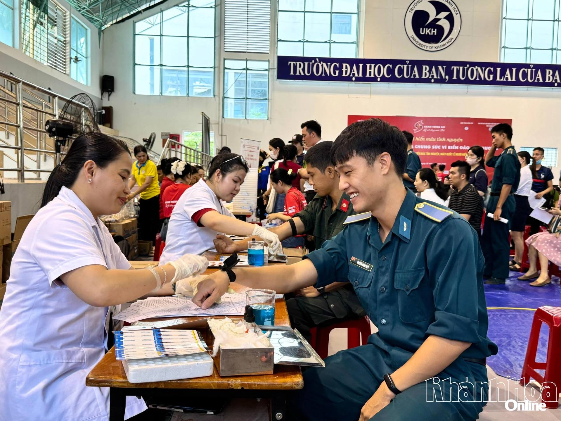 Cán  bộ  y  tế  xét  nghiệm  máu  cho  những  người  lần  đầu  tiên  tham  gia  hiến  máu  tình  nguyện  tại  chương  trình