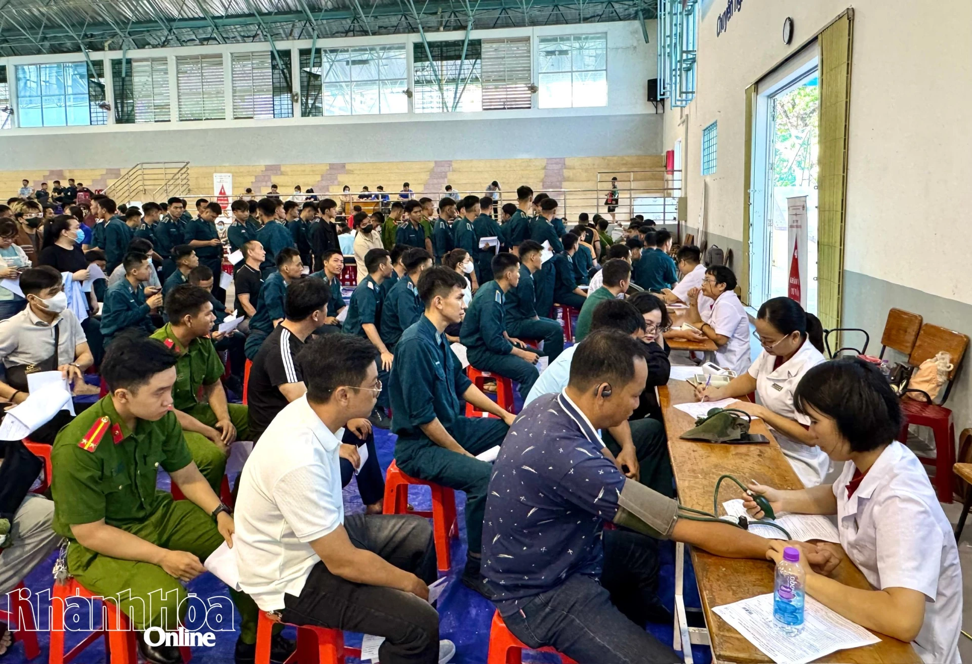 Đông  đảo  người  dân  tham gia  chương trình Hành trình đỏ