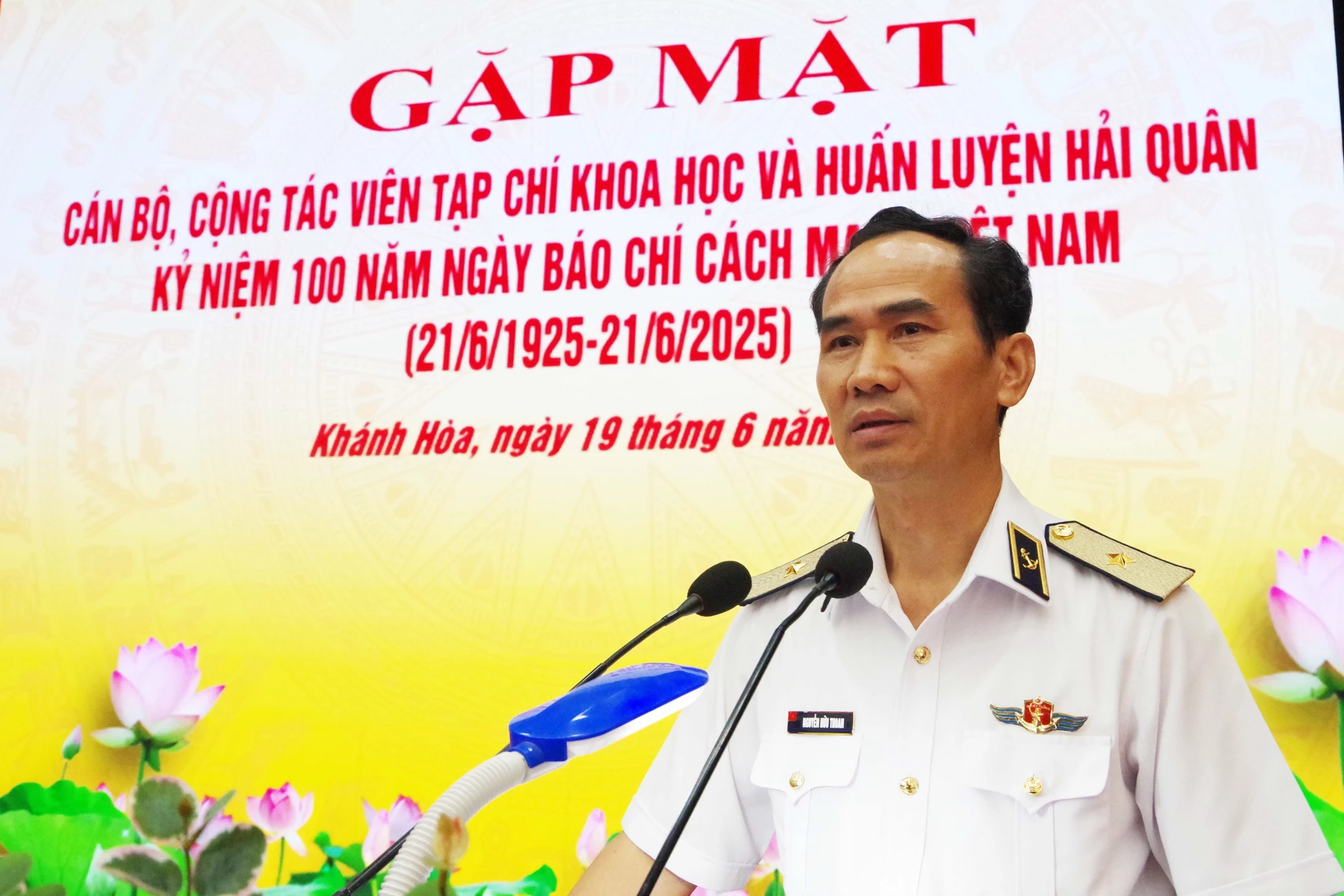 Chuẩn Đô đốc Nguyễn Hữu Thoan phát biểu chúc mừng.