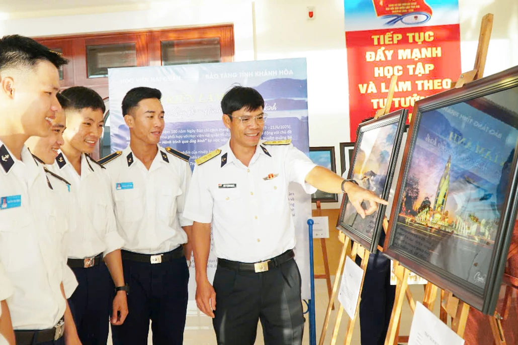 Các cán bộ, học viên tham quan triển lãm ảnh.