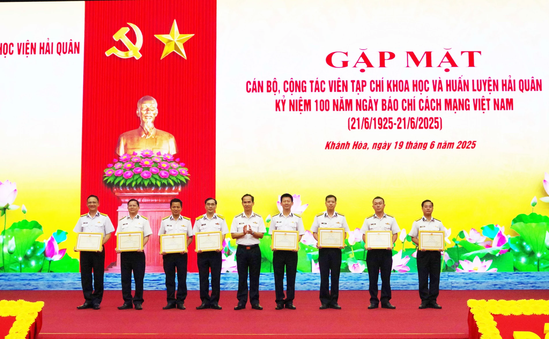 Thủ trưởng Học viện Hải quân trao thưởng cho các tập thể và cá nhân.