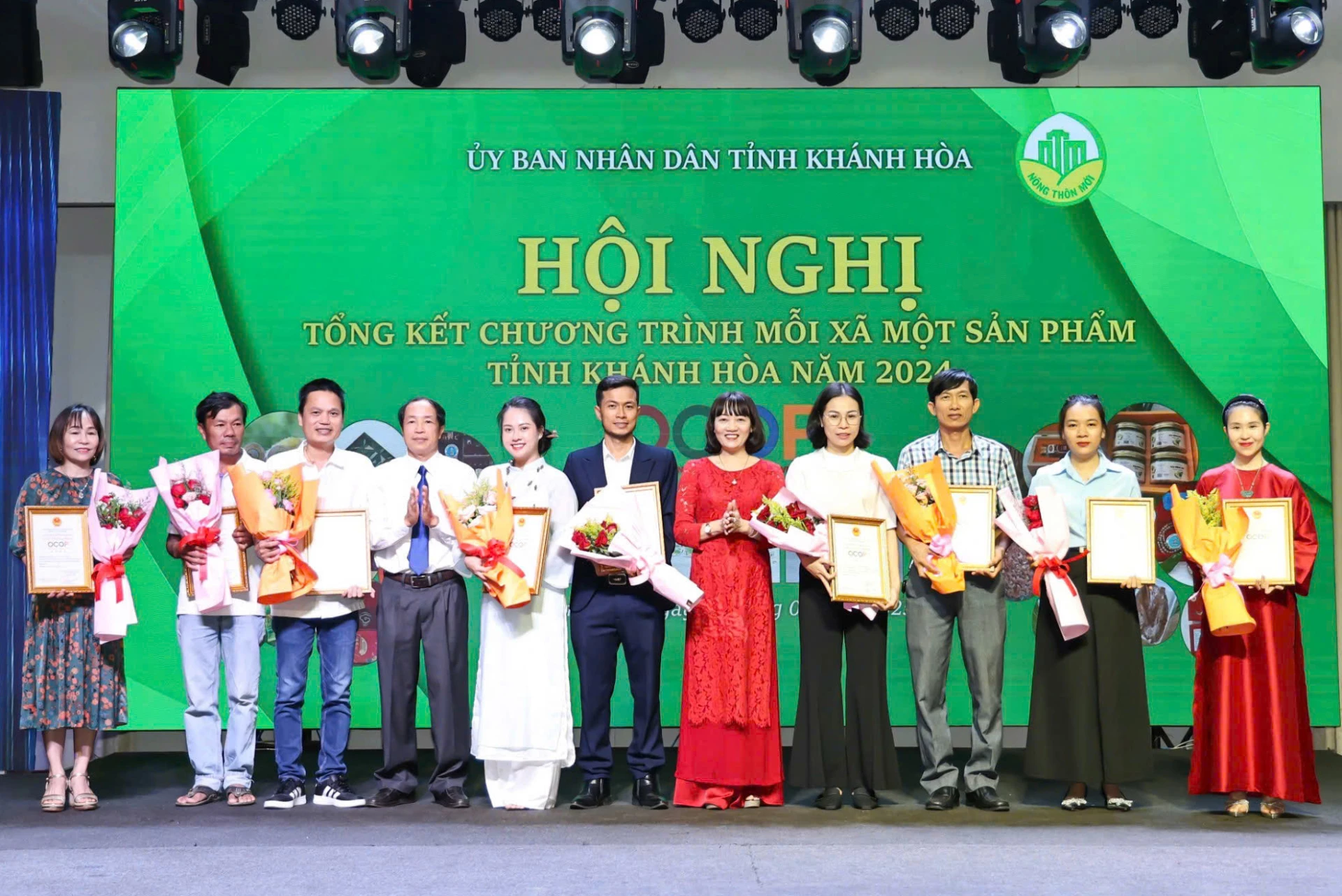 Đại diện Công ty Yến Sào Hoàng Kim vinh dự nhận chứng nhận OCOP 4 sao từ UBND tỉnh Khánh Hòa trong Hội nghị Tổng kết OCOP 2024.