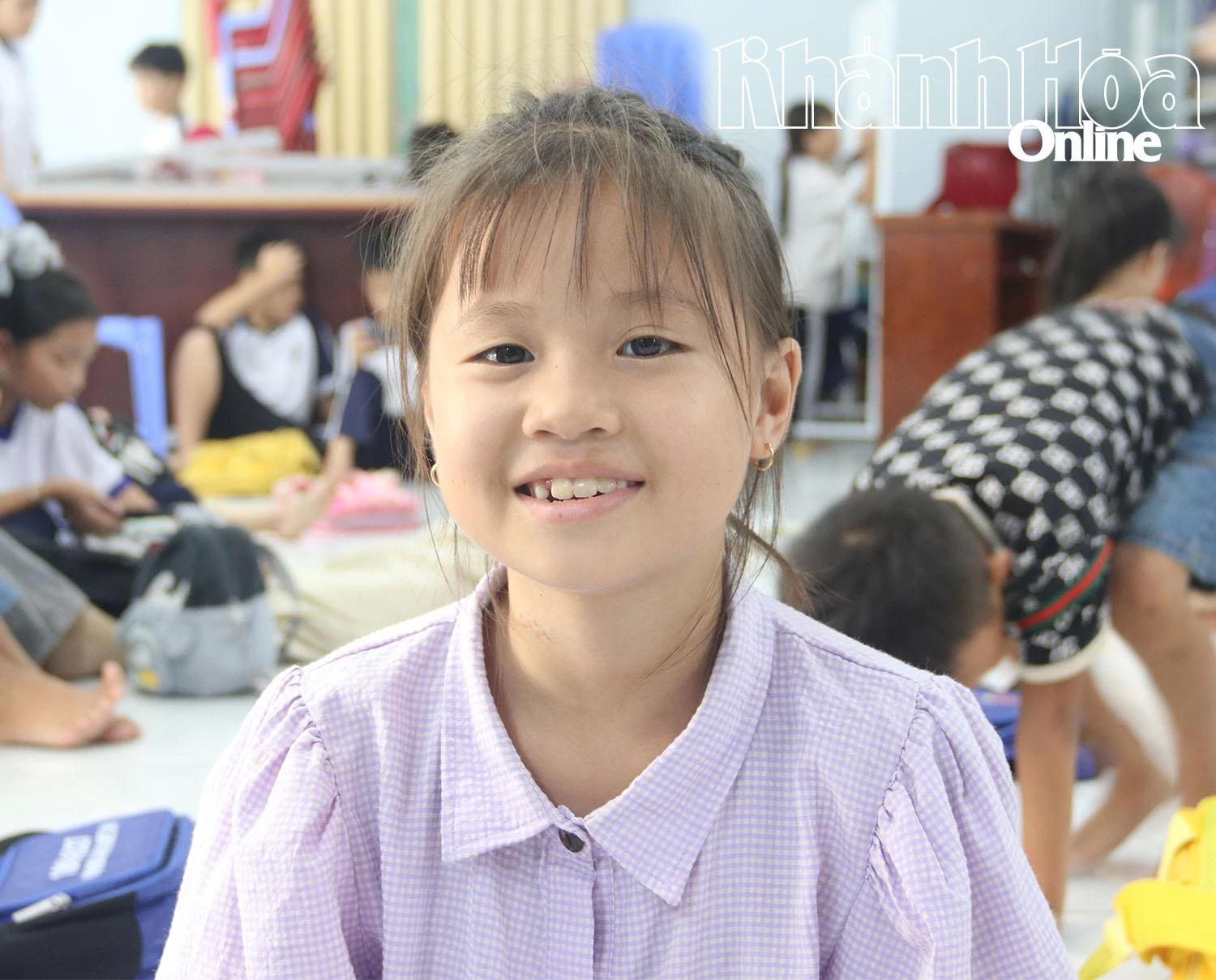 Cô bé mồ côi với ước mơ dạy tiếng Anh cho trẻ em khó khăn