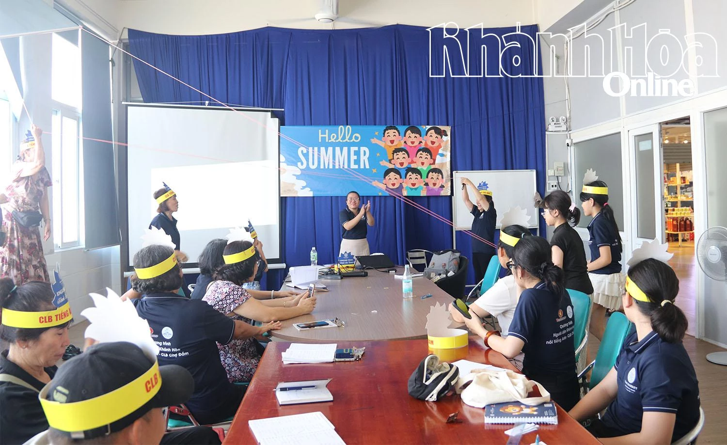 Cá thành viên hào hứng tham gia trò chơi.