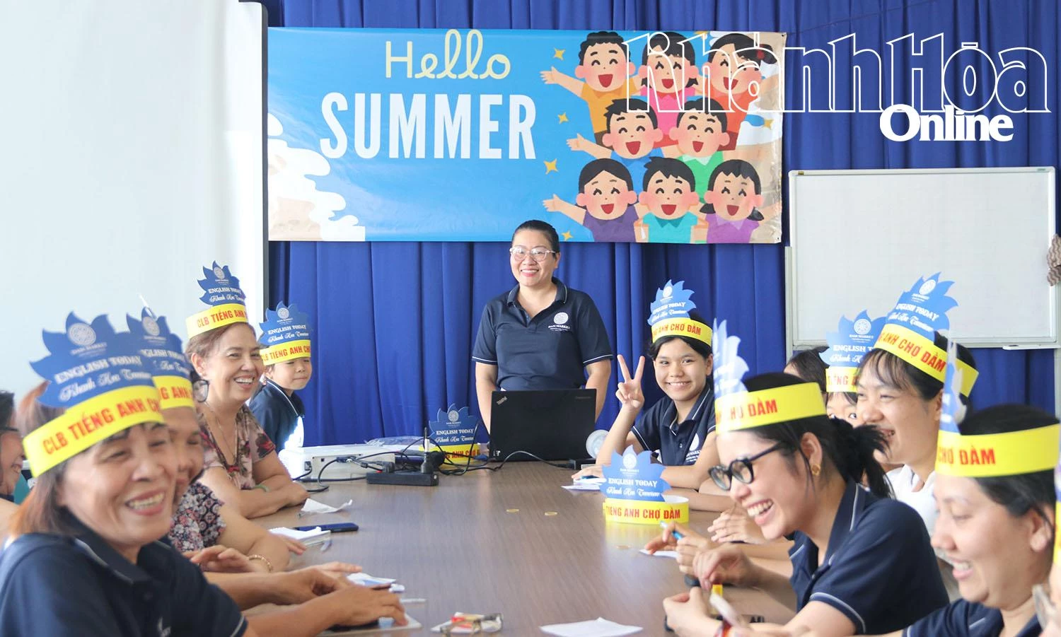 Nữ tình nguyện viên bền bỉ của Chương trình Người dân Khánh Hòa nói tiếng Anh