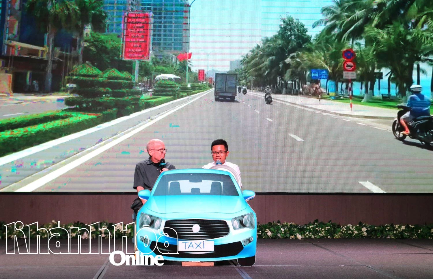 Trong phân cảnh đầu tiên, du khách có dịp gặp gỡ, trò chuyện với người tài xế taxi thân thiện.