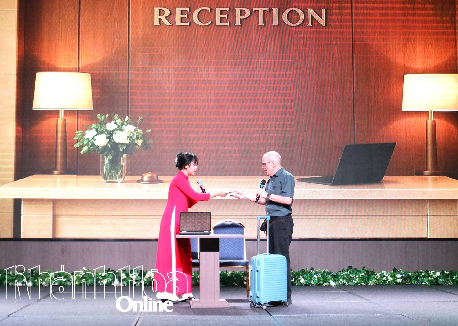 Phân cảnh du khách trao đổi với nhân viên lễ tân khách sạn.