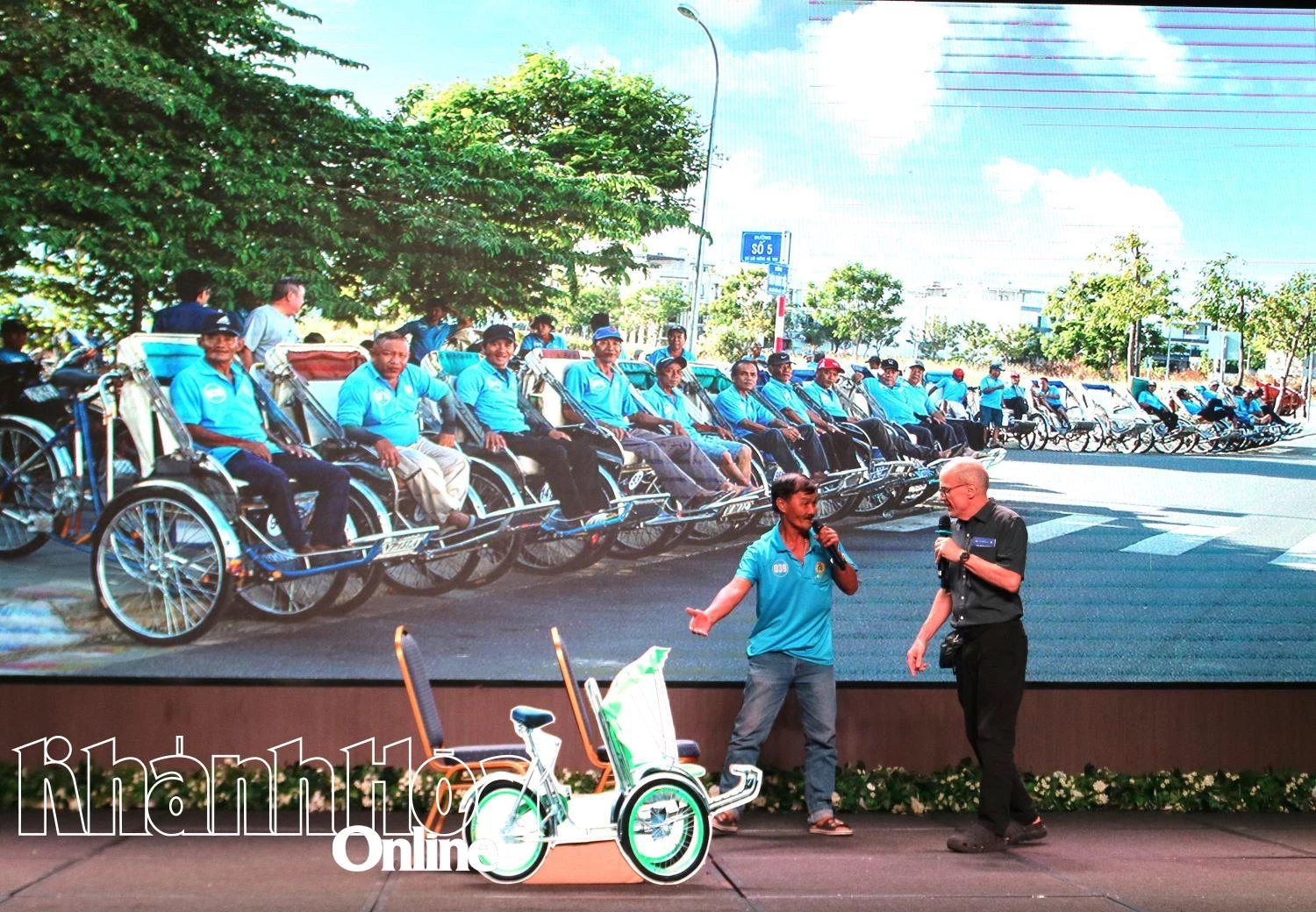 Trò chuyện với tài xế xích lô.