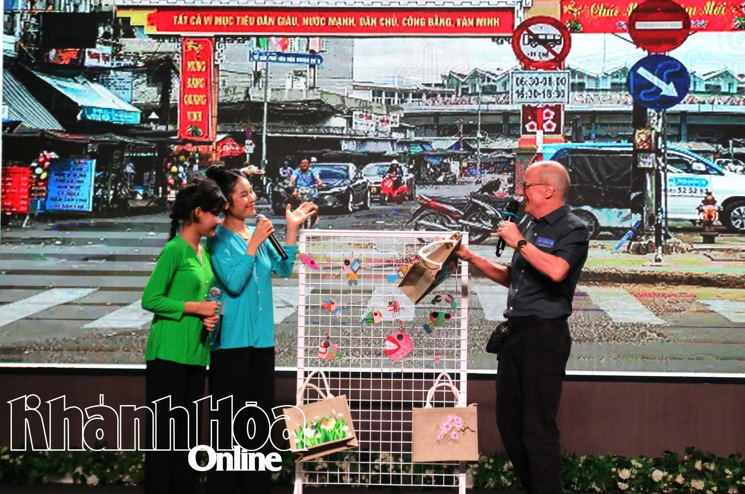 Phân cảnh du khách mua sắm tại chợ Đầm.