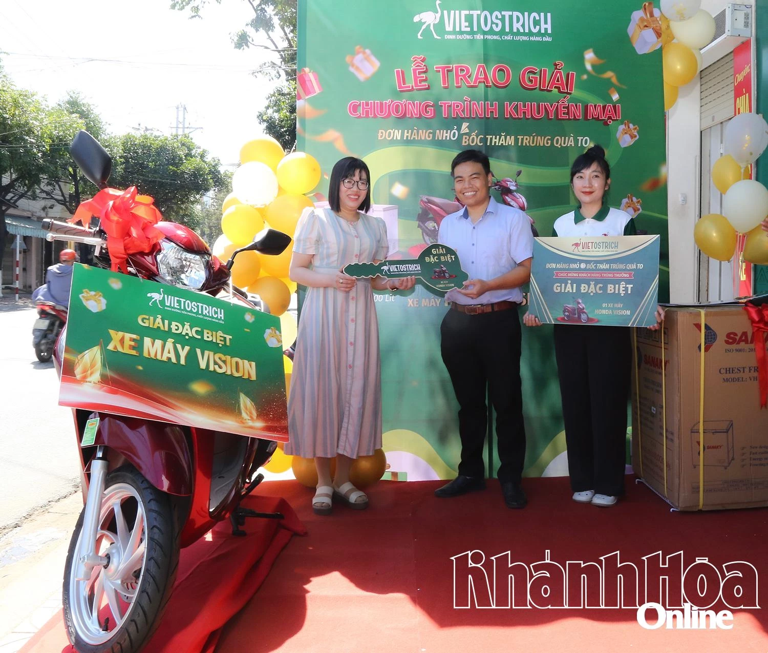 Lãnh đạo Công ty Kinh doanh Đà điểu - Cá sấu Khatoco trao giải đặc biệt cho khách hàng may mắn.