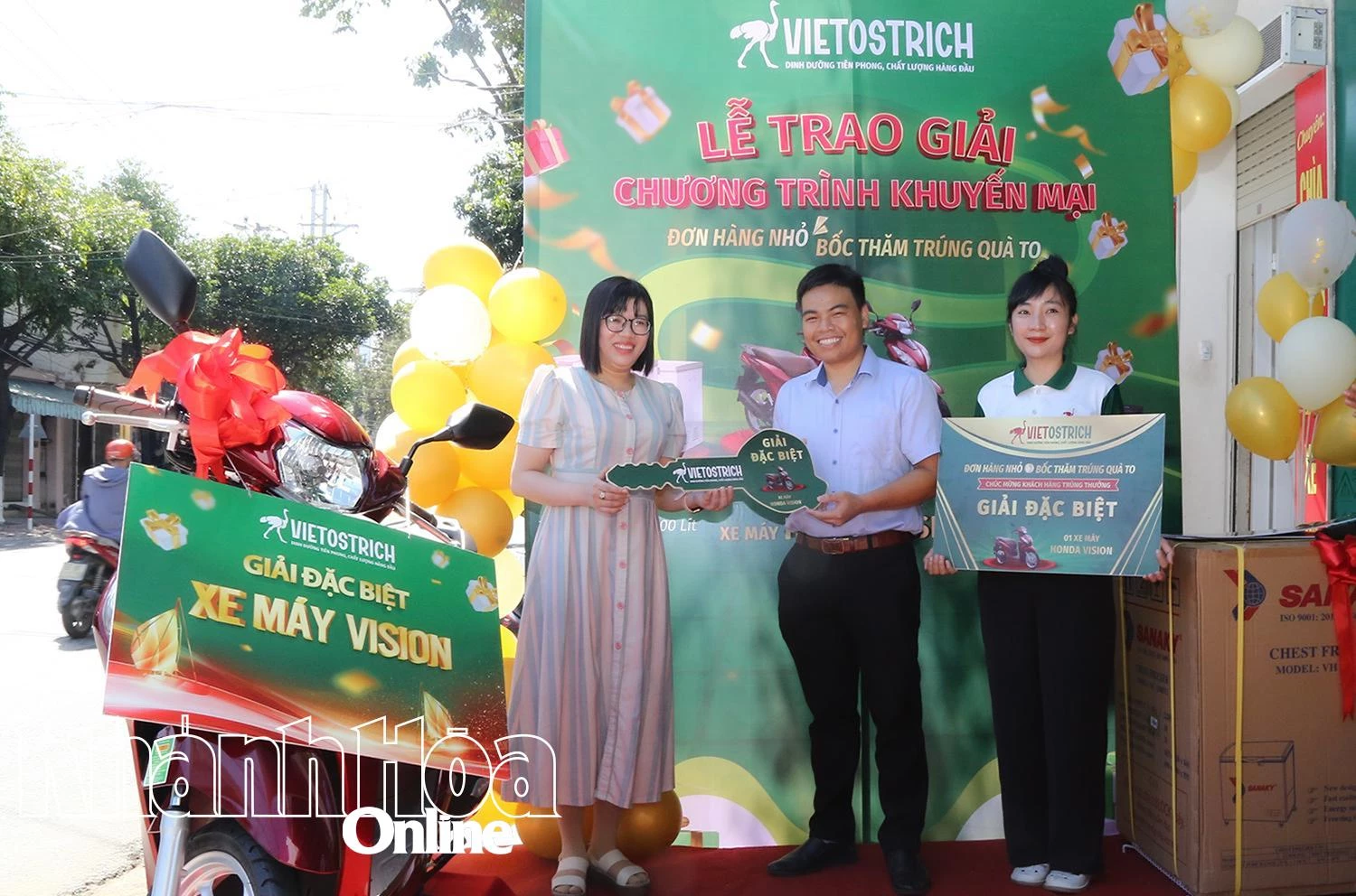 Công ty Kinh doanh Đà điểu - Cá sấu Khatoco: Trao các giải thưởng cho khách hàng may mắn khi mua sản phẩm thịt đà điểu VietOstrich