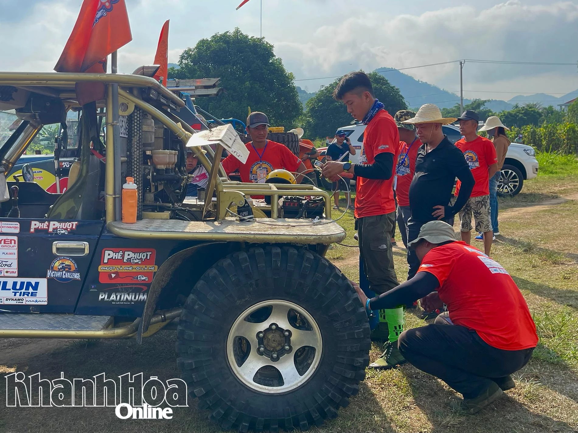 Ban tổ chức kiểm tra thông số, kỹ thuật của các hạng xe.