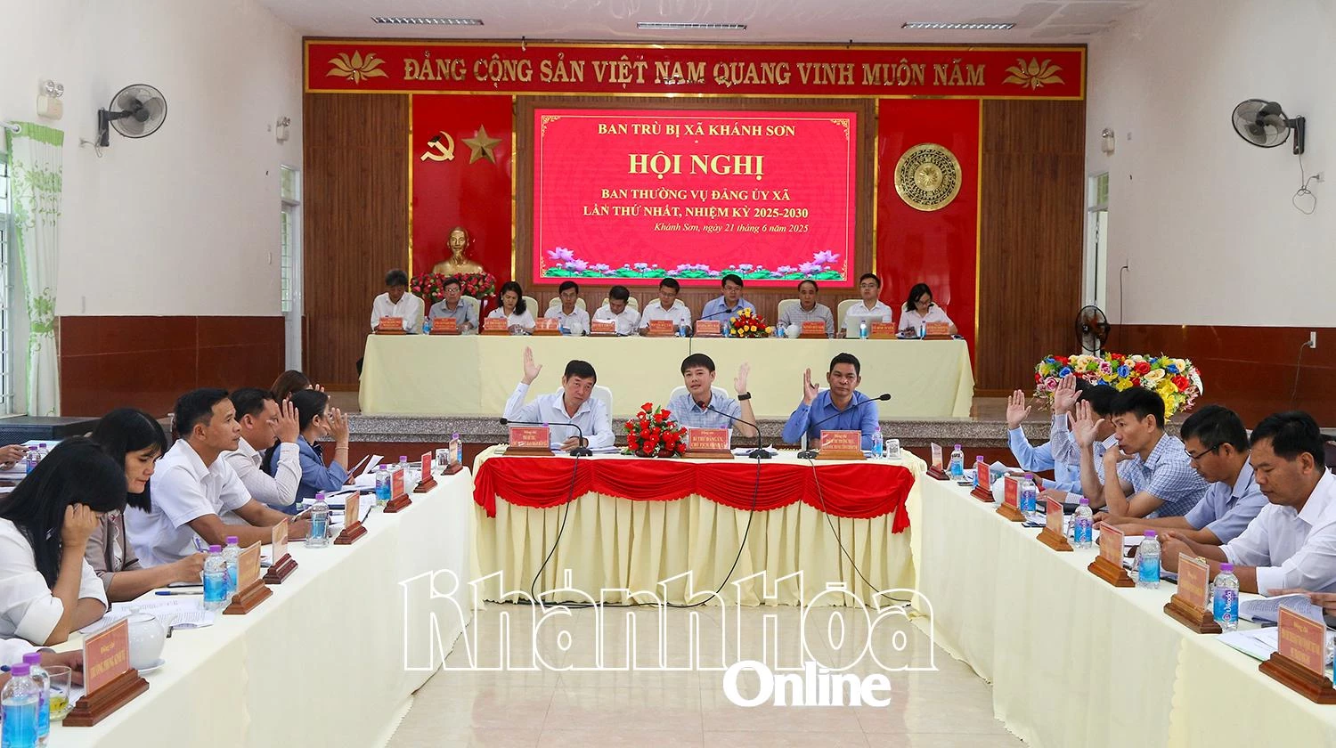 Quang cảnh tại buổi vận hành thử nghiệm Phiên họp thứ nhất Ban Thường vụ Đảng ủy xã Khánh Sơn (mới)