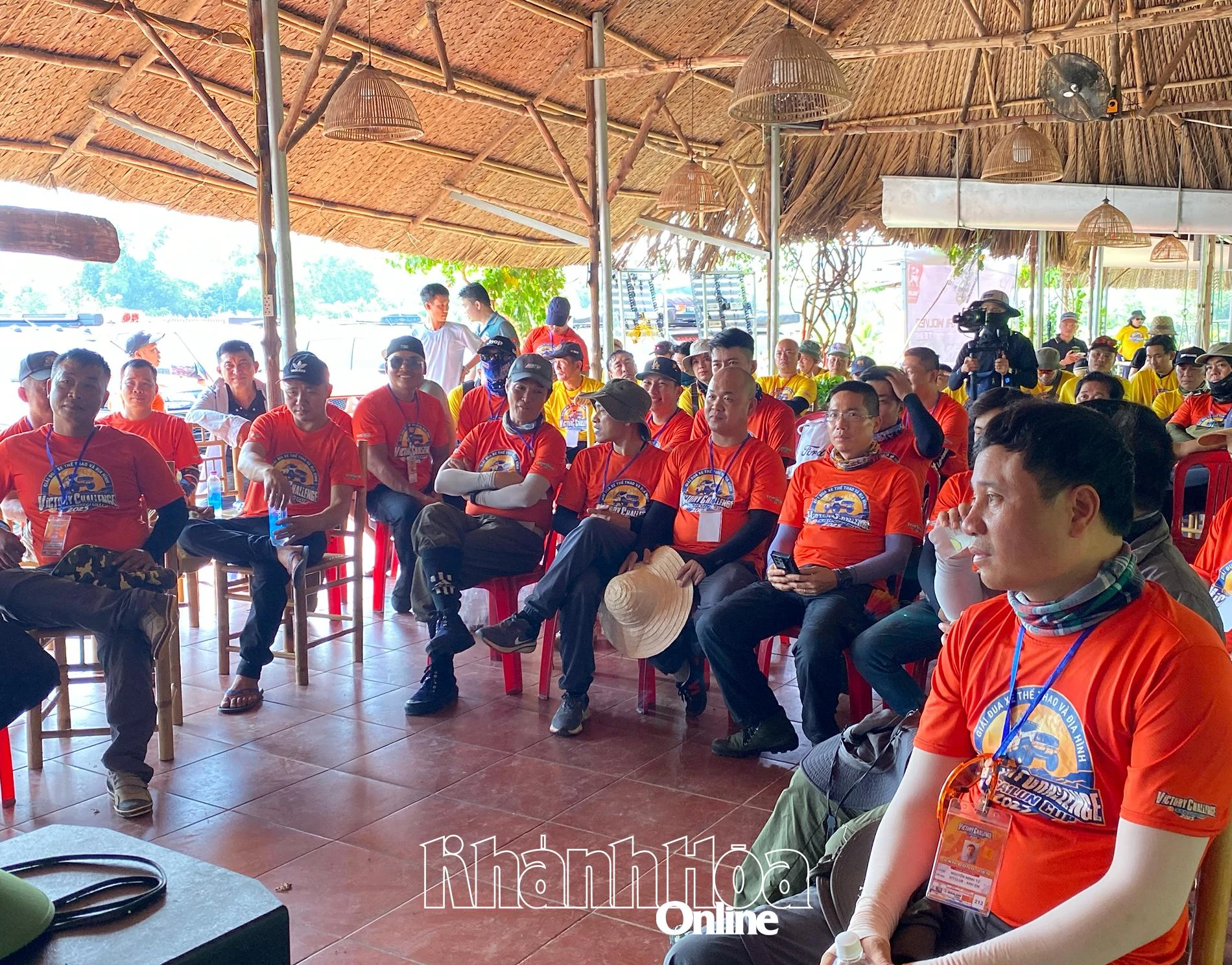 Các tay đua hạng xe Chuyên nghiệp và Nâng cấp tham gia ngày thi đấu đầu tiên giải.