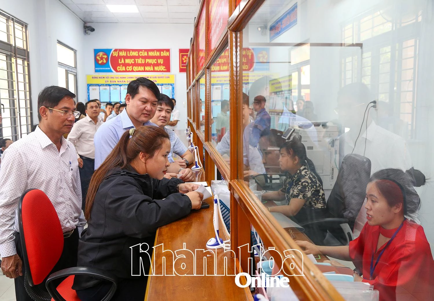Đồng chí Lương Đức Hải giám sát việc giải quyết thủ tục hành chính tại tại Trung tâm Phục vụ hành chính công xã Khánh Sơn (mới)