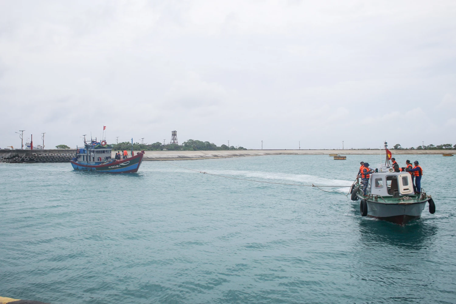 Lai dắt tàu cá Quảng Ngãi gặp sự cố trên biển vào đảo Song Tử Tây