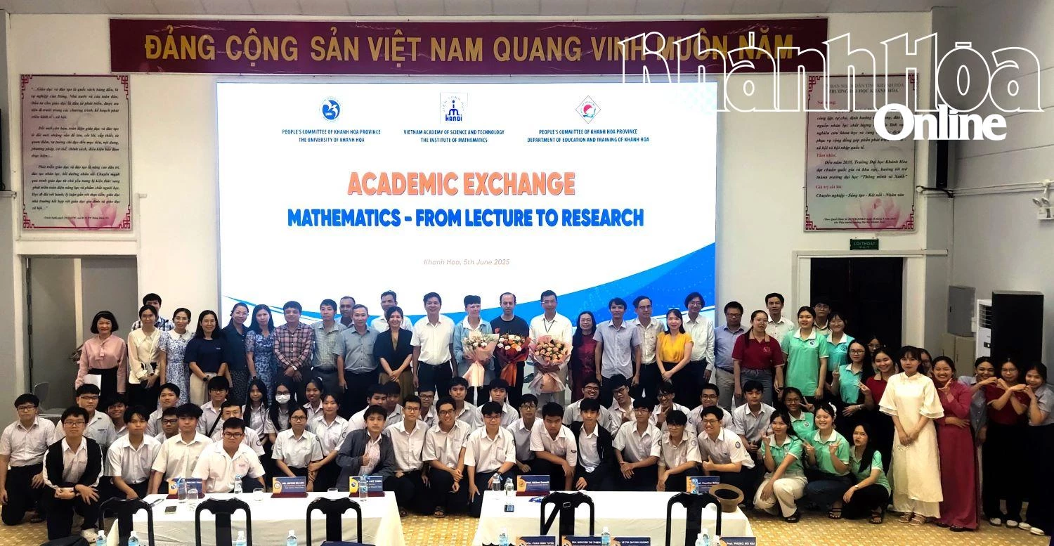 Các đại biểu, nhà khoa học, giảng viên, sinh viên, học sinh tại hội thảo.