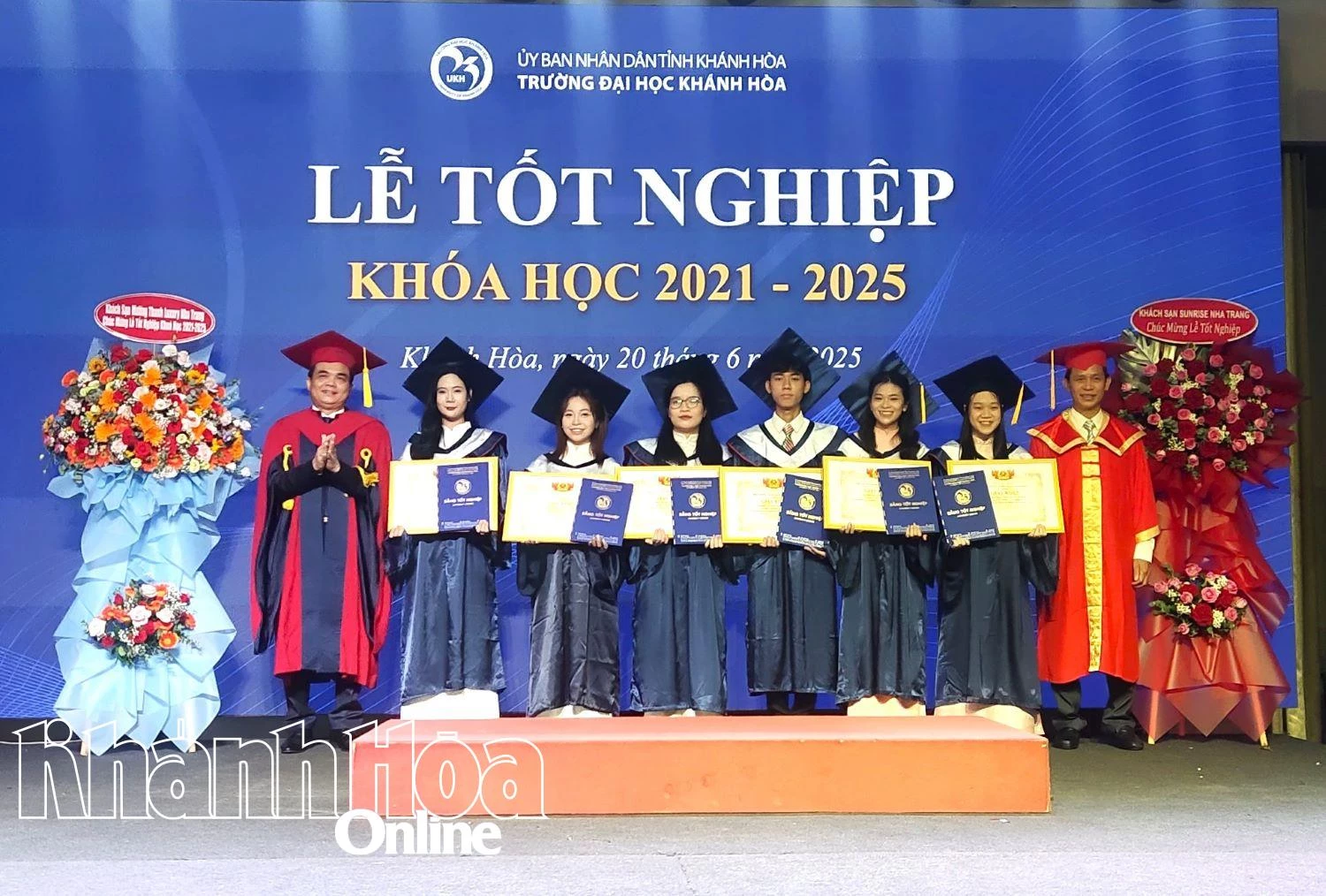 Trường Đại học Khánh Hòa trao bằng tốt nghiệp cho 548 sinh viên