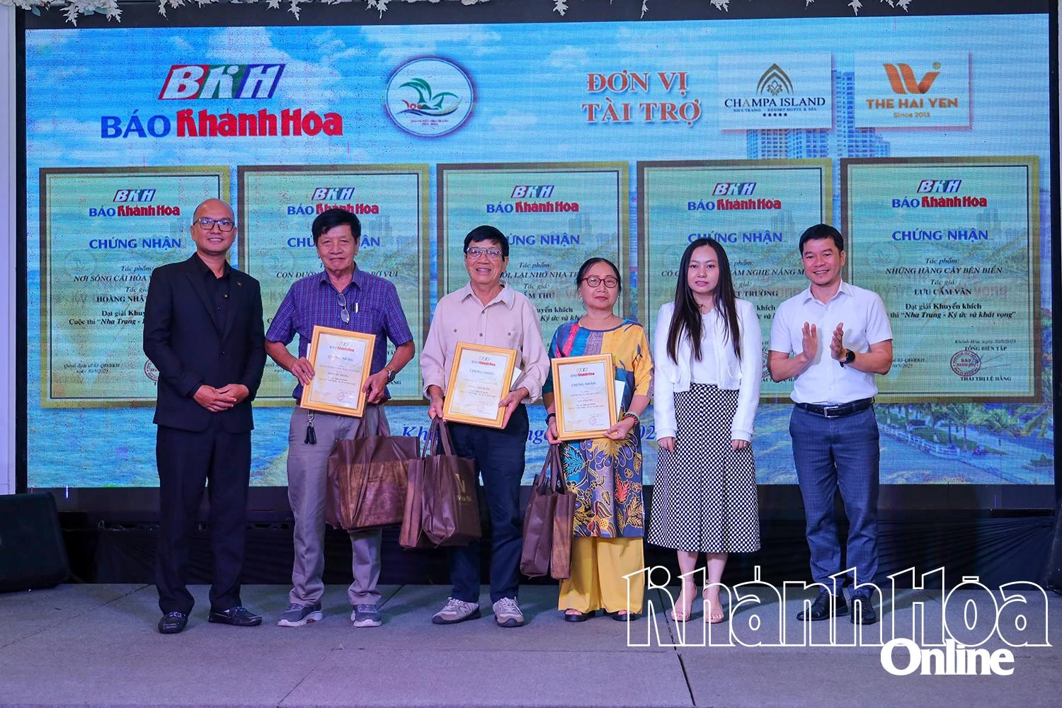 Lãnh đạo Báo Khánh Hòa cùng các đơn vị tài trợ trao giải khuyến khích cuộc thi cho các tác giả.