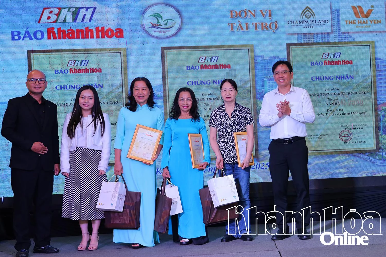 Lãnh đạo Báo Khánh Hòa cùng các đơn vị tài trợ trao giải ba cuộc thi cho các tác giả.
