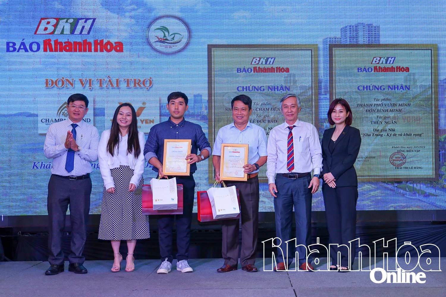 Lãnh đạo Báo Khánh Hòa cùng các đơn vị tài trợ trao giải nhì cuộc thi cho các tác giả.