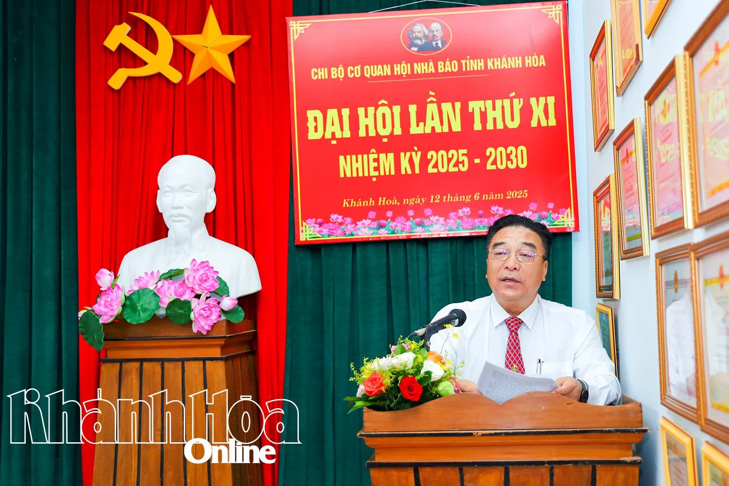 Ông Đoàn Minh Long - Chủ tịch Hội Nhà báo tỉnh Khánh Hòa, Bí thư Chi bộ cơ quan Hội Nhà báo tỉnh Khánh Hòa trình bày dự thảo báo cáo chính trị tại đại hội.