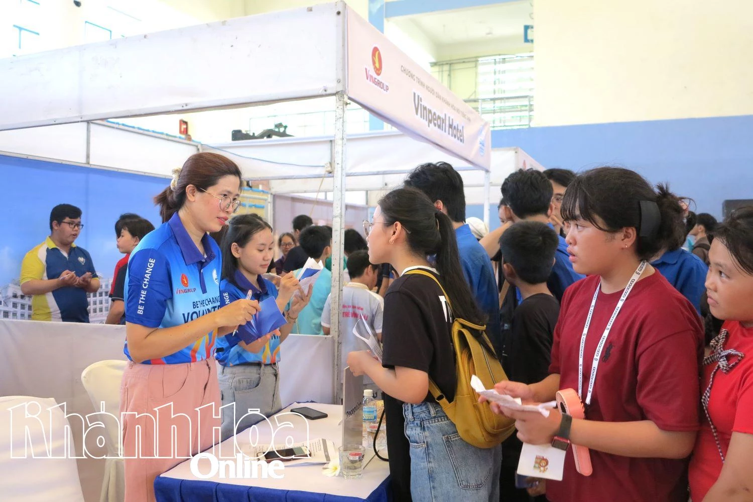 Hoạt động giao lưu của thành viên các câu lạc bộ Chương trình Người dân Khánh Hòa nói tiếng Anh. 